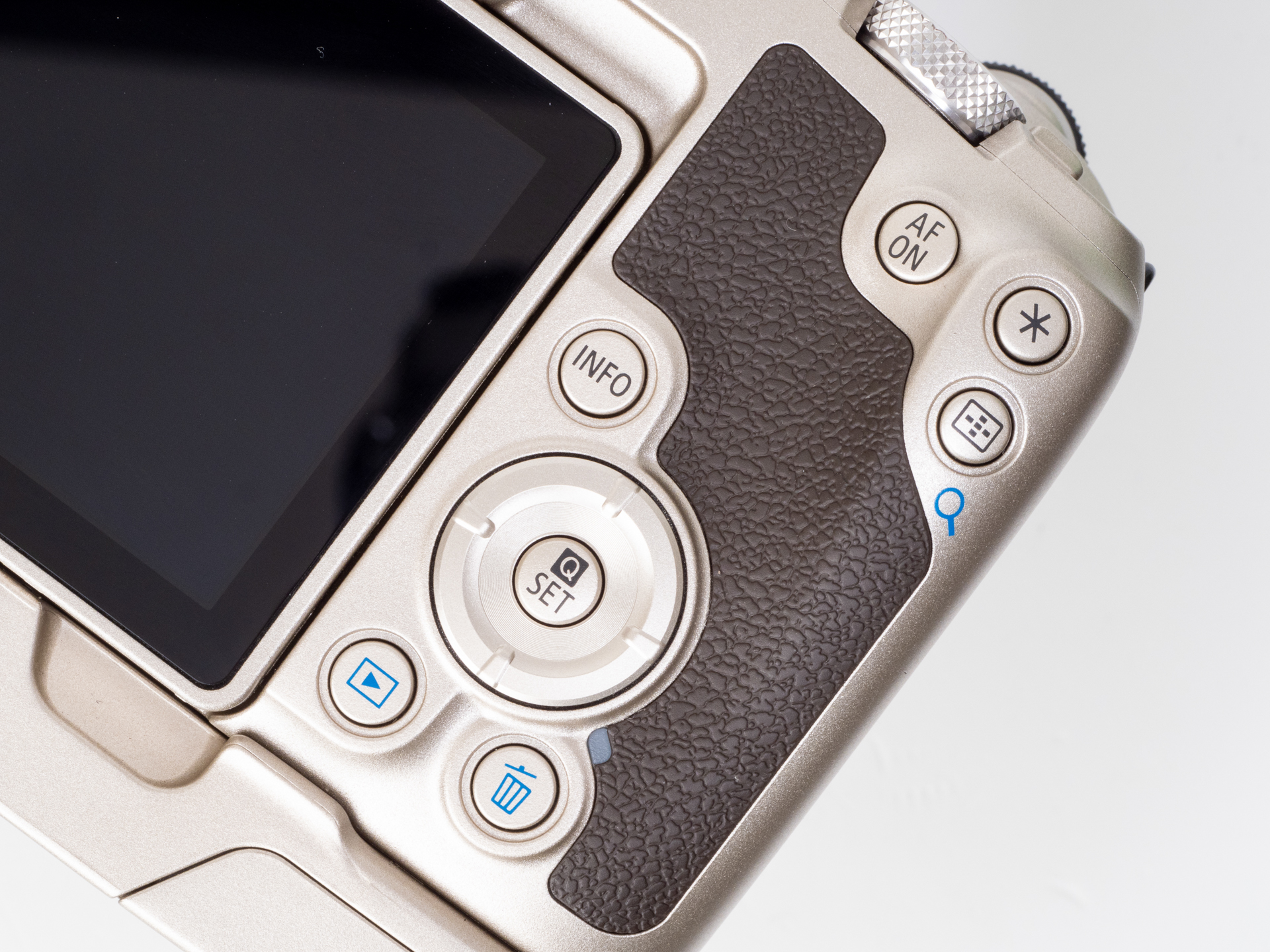 RPの背面。特別な高級感はありませんし、アイコンや文字の視認性もいまひとつなのですが、十字キーやボタンの操作フィーリングや押下感からはエントリー機という感触はありません。