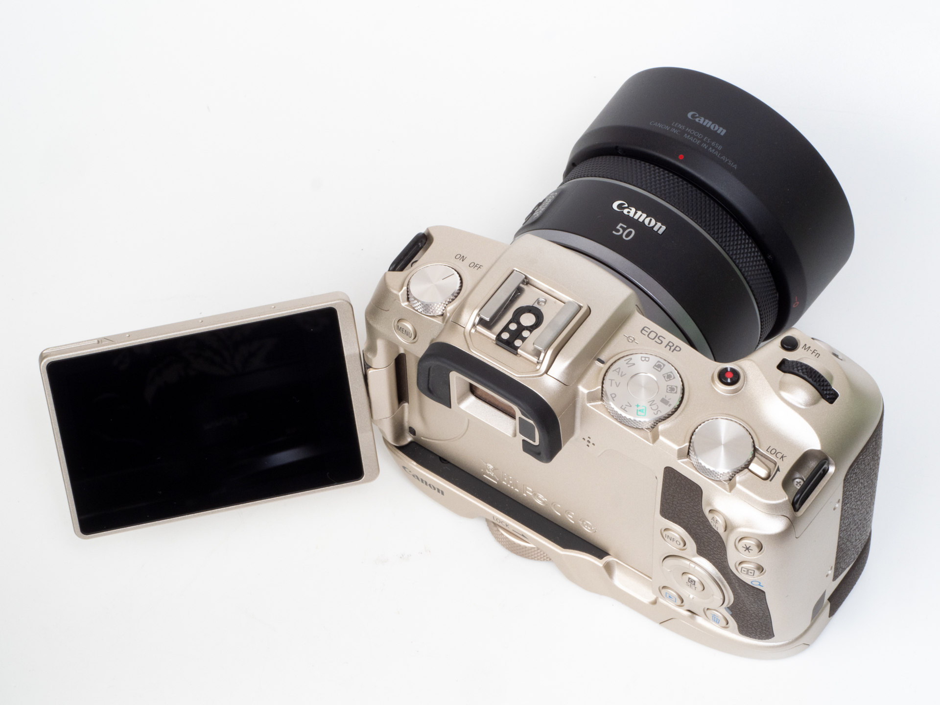 背面モニターはバリアングルです。本機では動画撮影はしないと思います。写真撮影でも慣れてしまいましたので問題はありません。