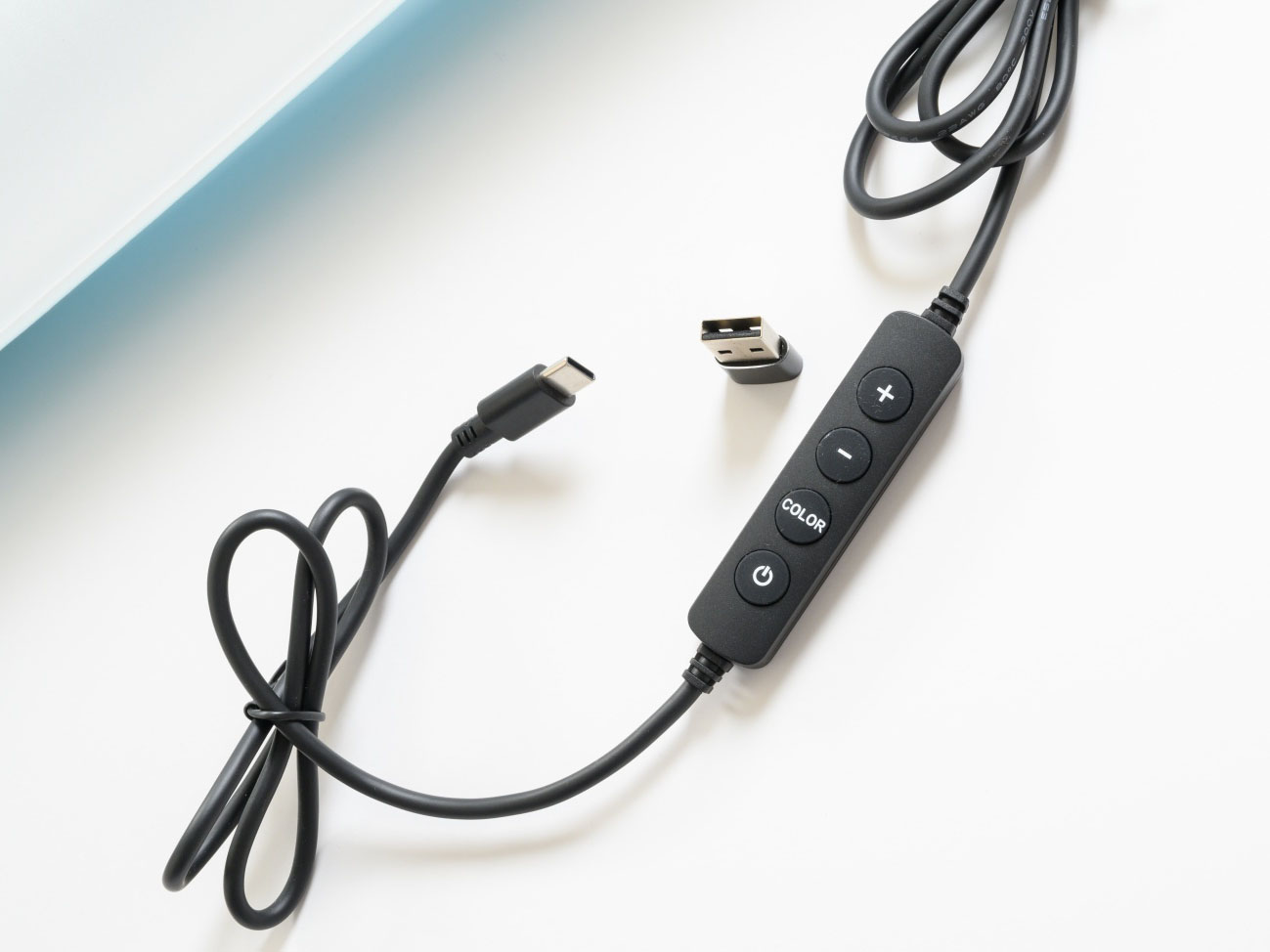 コントローラーUSB Type-C接続。Type-Aへの変換アダプタ同梱