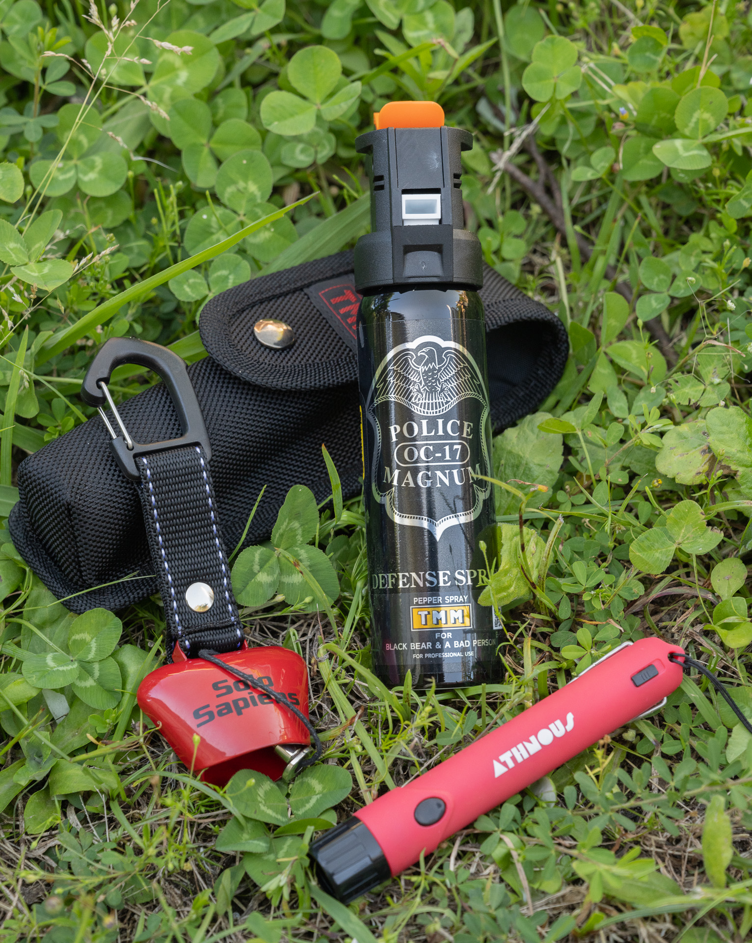 左から熊よけ鈴、熊撃退スプレー、電子ホイッスル