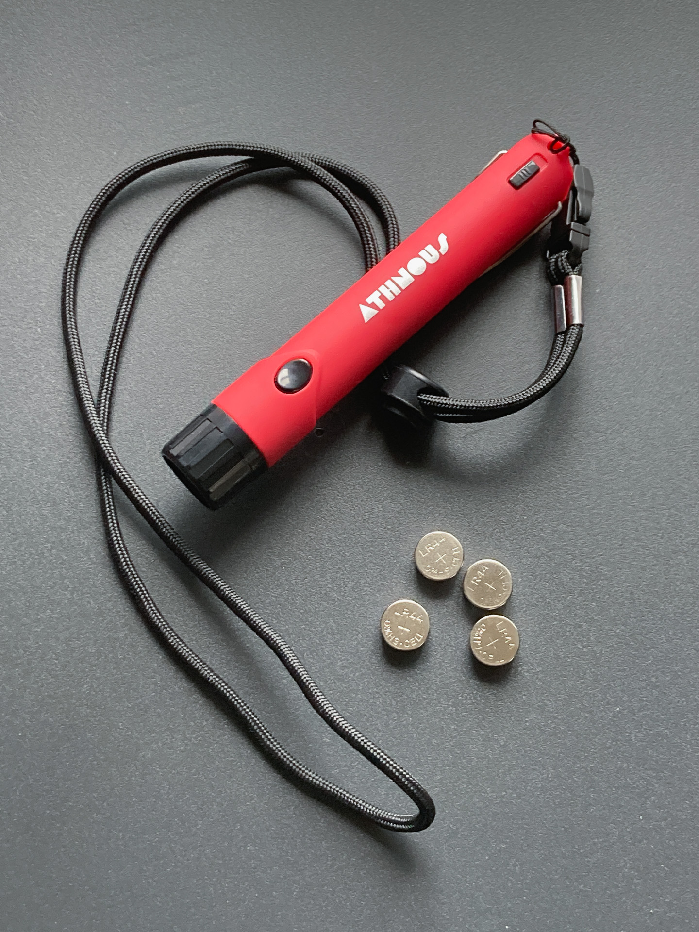 黒い側がブザー、反対には白色LED。といってもちょっと手元を垂らすだけの明るさね。ブザーは結構大きな音。近くだと耳が痛いです。120dBとのこと