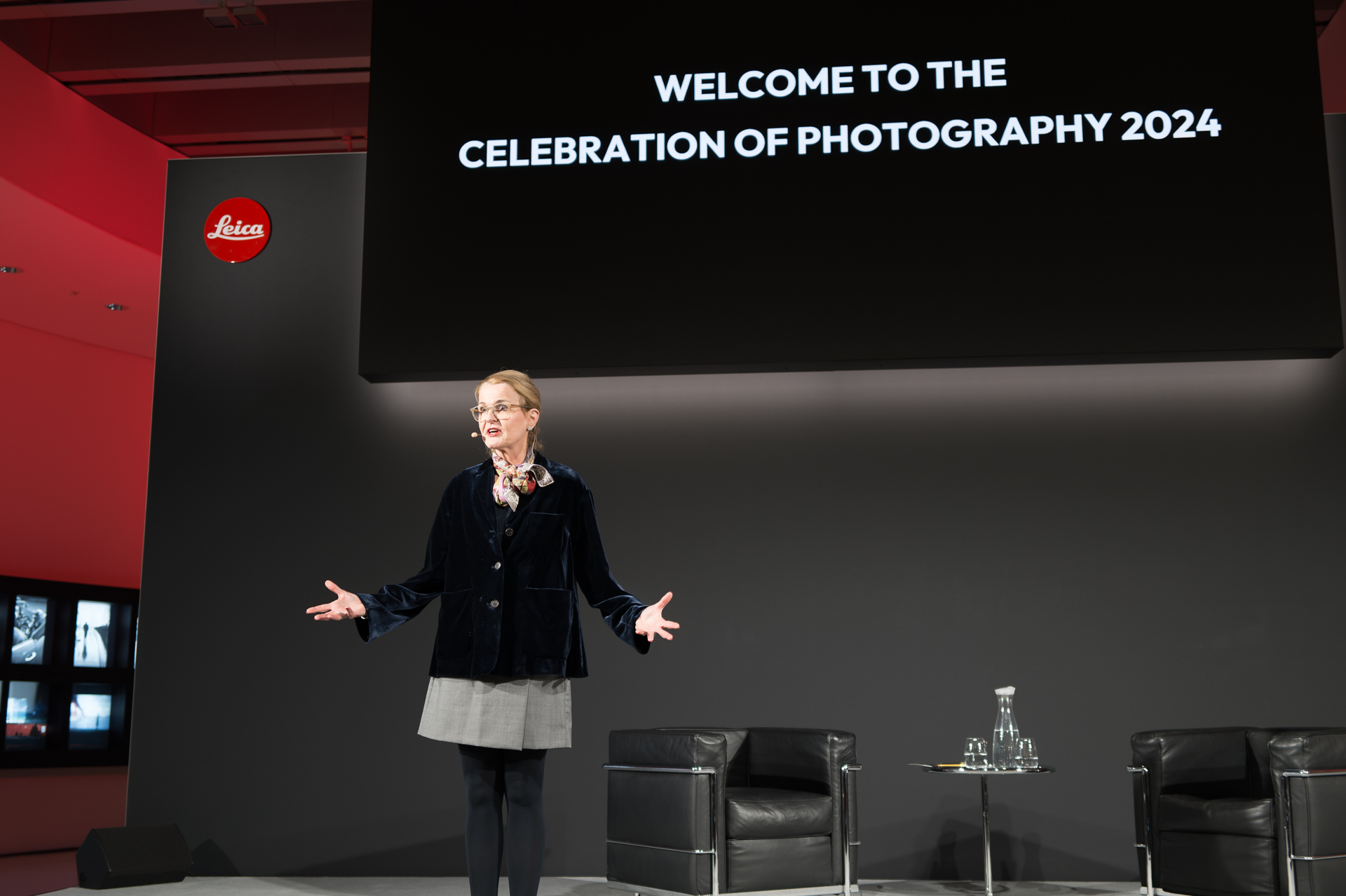 進行役はライカギャラリー・インターナショナル代表兼アートディレクターのカリン・レーン=カウフマン氏。2024年は社主アンドレアス・カウフマン氏に代表される“カウフマンファミリー”がライカを率いて20年の節目というアナウンスもあり、2人のファミリーメンバーが壇上でビジョンを語るシーンがあった