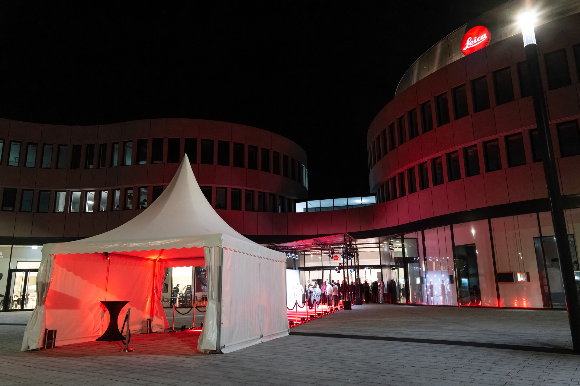 ライカカメラ本社。イベントは19時に始まり、食事と歓談タイムを交えた3部構成。23時半頃にイベントが終了するとギャラリーがオープン。隣接するレストランはバーとして3時まで営業すると案内された