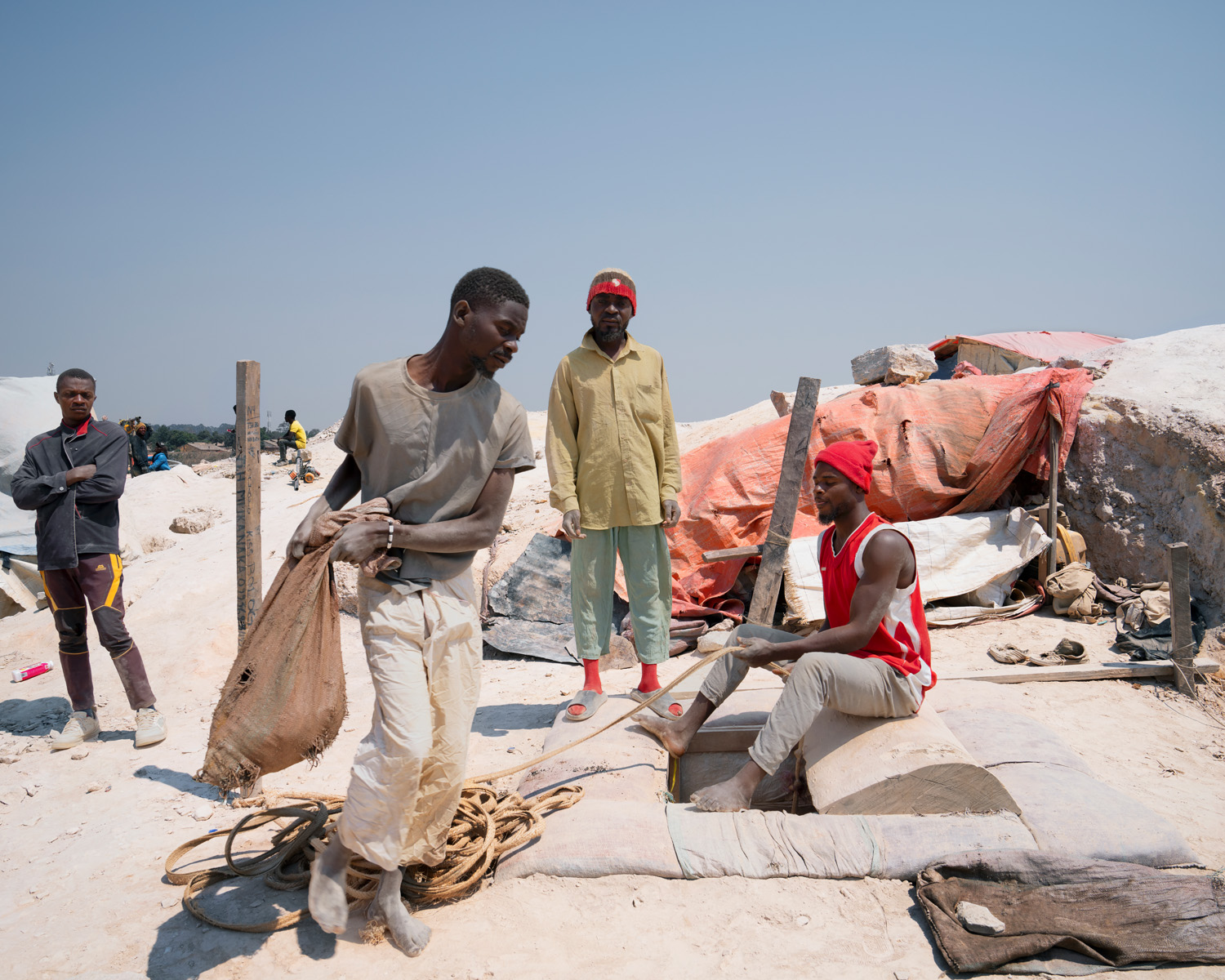 Davide Monteleone<br>Artisanal mining of the COMIAKOL cooperative in the Mutoshi concession, Kolwezi, Democratic Republic of the Congo (DRC) 2023<br>from the series Critical Minerals – Geography of Energy<br>© Davide Monteleone/LOBA 2024