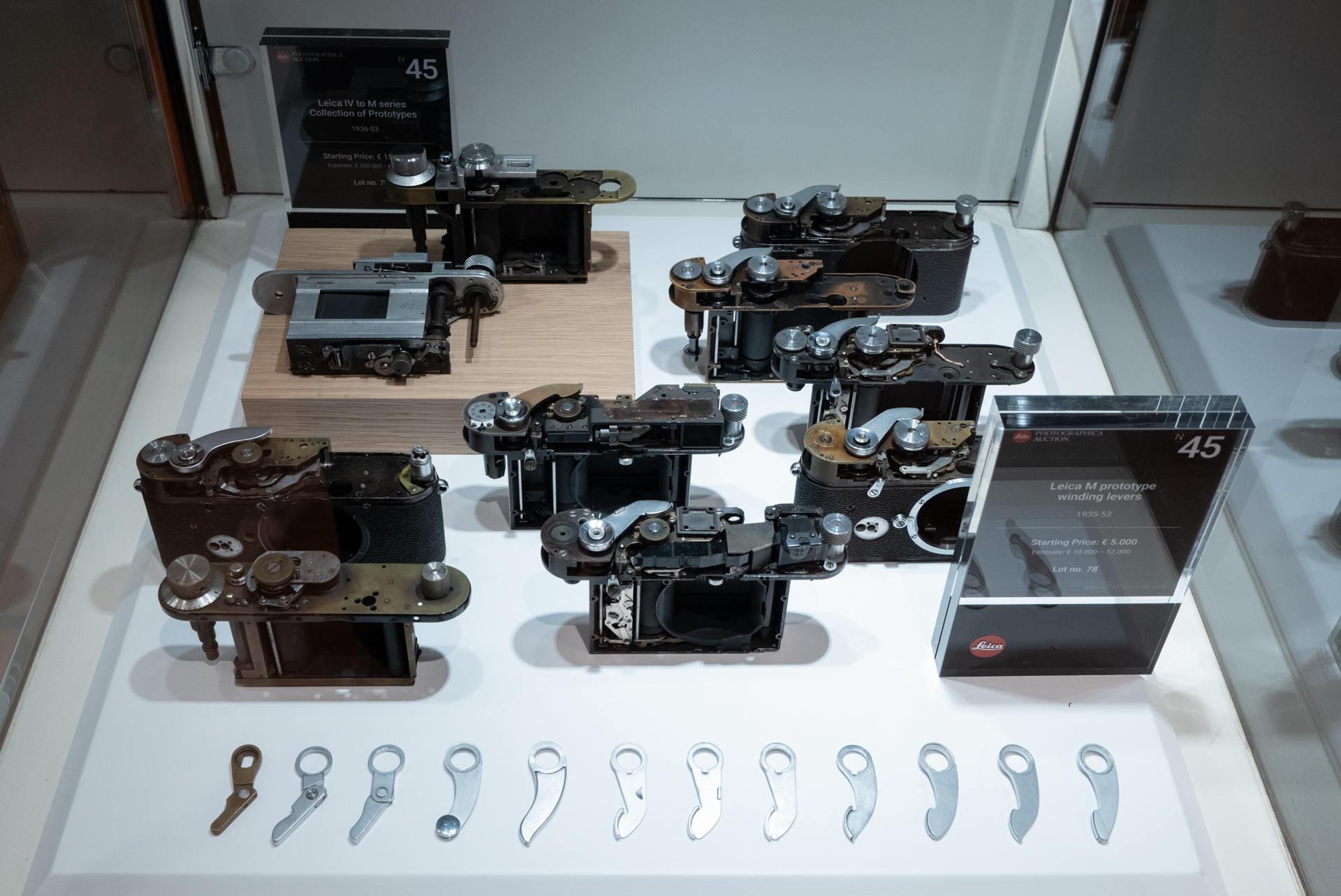 1930年代から1950年代に掛けての変遷が見られるプロトタイプの数々。ボディは「Leica IV to M series Collection of Prototypes」（1936〜1953年）。仕様が異なる10タイプの試作が含まれる。開始価格は15万ユーロ