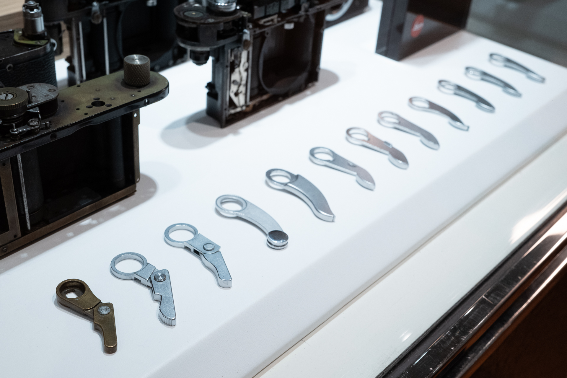 こちらは「Leica M prototype winding levers」。市販されなかった折りたたみ式の巻上げレバー（手前の3つ）も含まれている。開始価格は5,000ユーロ