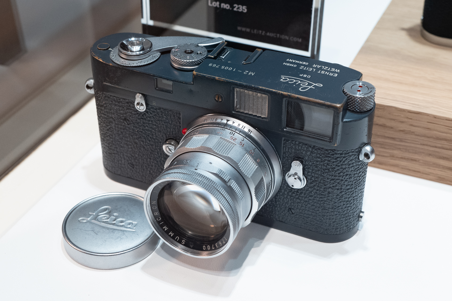 最もレアなM型ライカとされている「Leica M2 grey paint」（1960年）。ドイツ駐留アメリカ空軍向けに20台のみ生産され、現存12台と言われる。開始価格は26万ユーロ