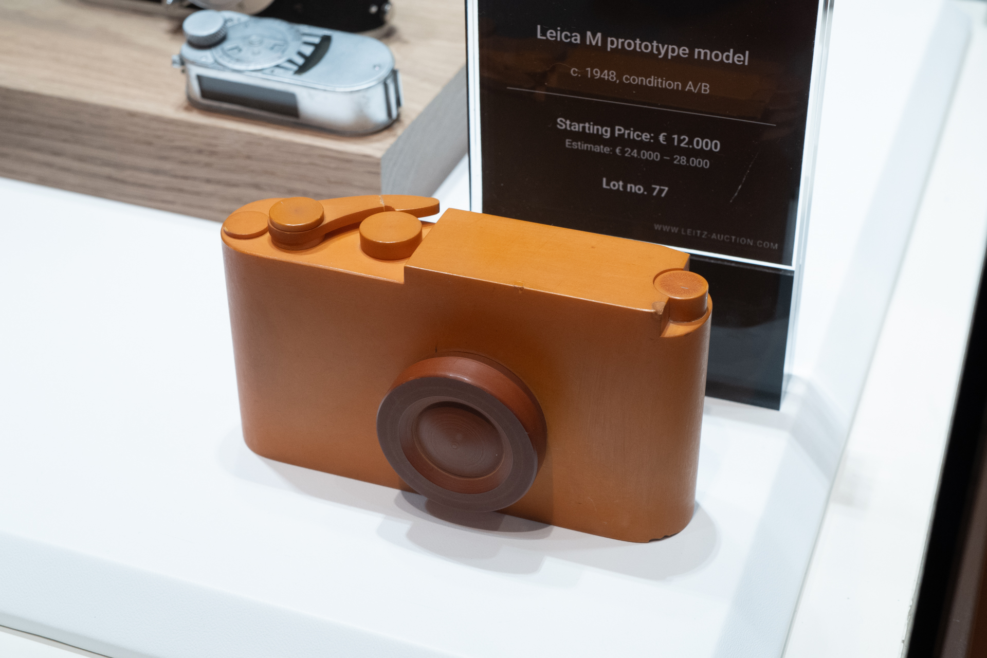 「Leica M prototype model」（1948年）。プラスチック製の模型で、市販されたライカM3より寸法が2mm短いという。製品版と異なりフィルムカウンターが上に飛び出ているのがわかる。開始価格は1万5,000ユーロ