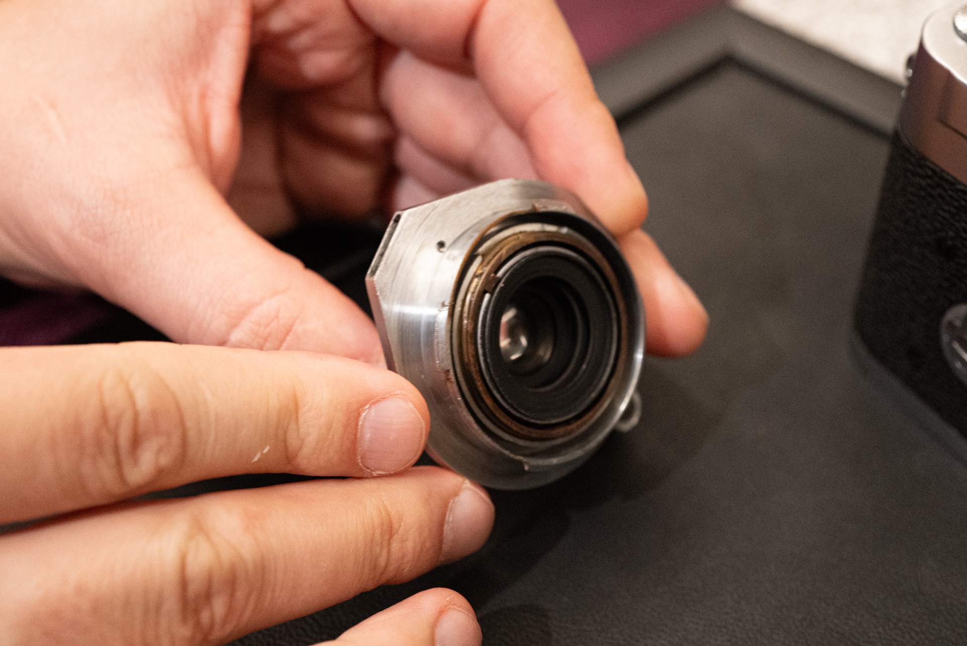 プロトタイプのエルマーf3.5/3.5cm。鏡筒デザインはスクリューマウント用に似ているが、マウントはバヨネット式。ベース部分の円形からはみ出した部分に“メガネ”を取り付けるための溝がある