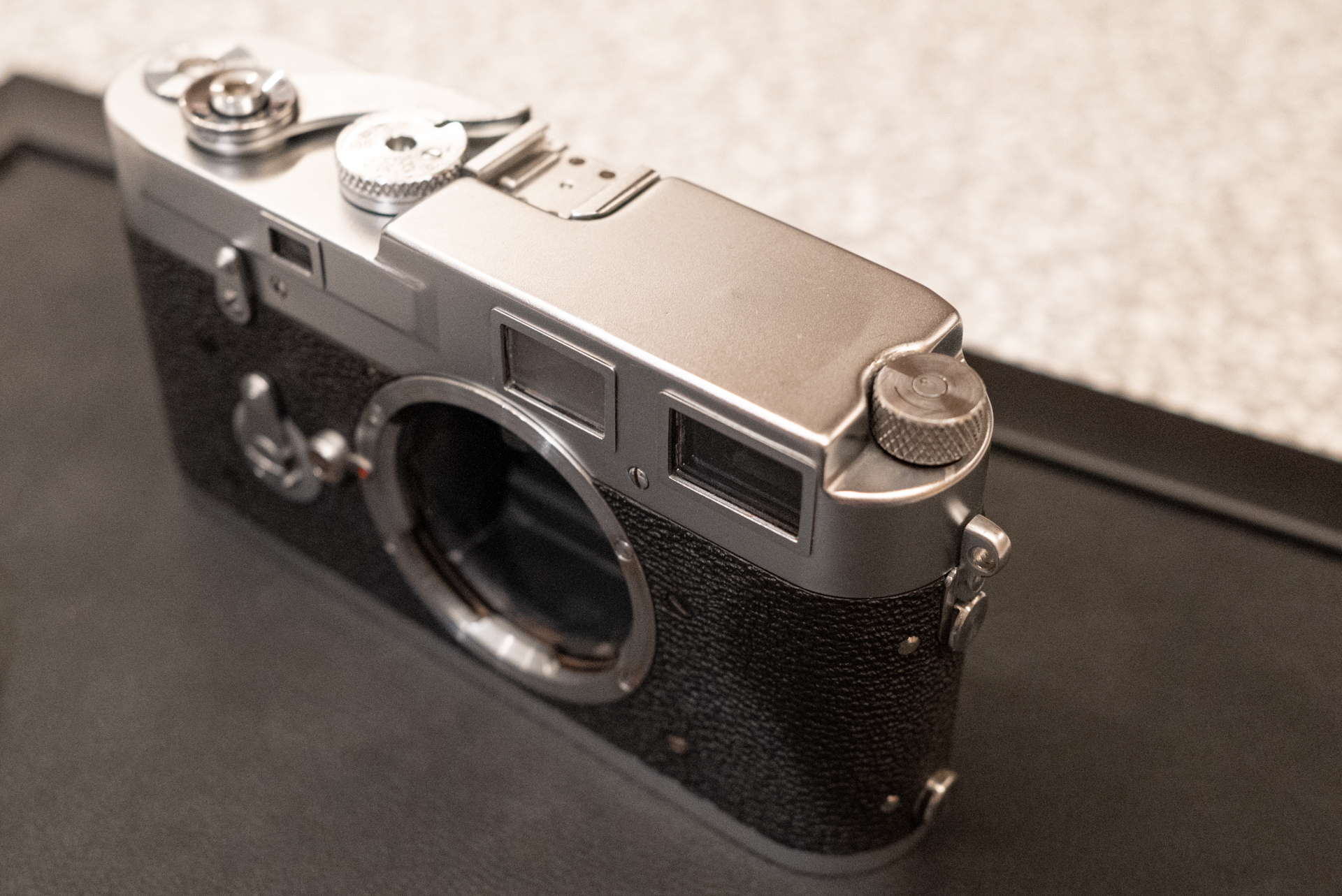 ファインダーの窓枠や、アクセサリー取り付け部と見られる側面のパーツなど、似ているようで相違点が多い。張り革がいわゆる“シャークスキン”である点も、製品版のライカM3とは異なる