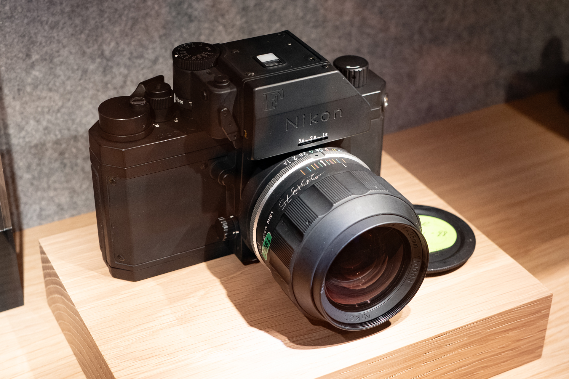 「Nikon F NASA」（1970年代）。“スペースニコン”と呼ばれる宇宙仕様のニコンF。ブラックアノダイズド仕上げ。開始価格は3万ユーロ