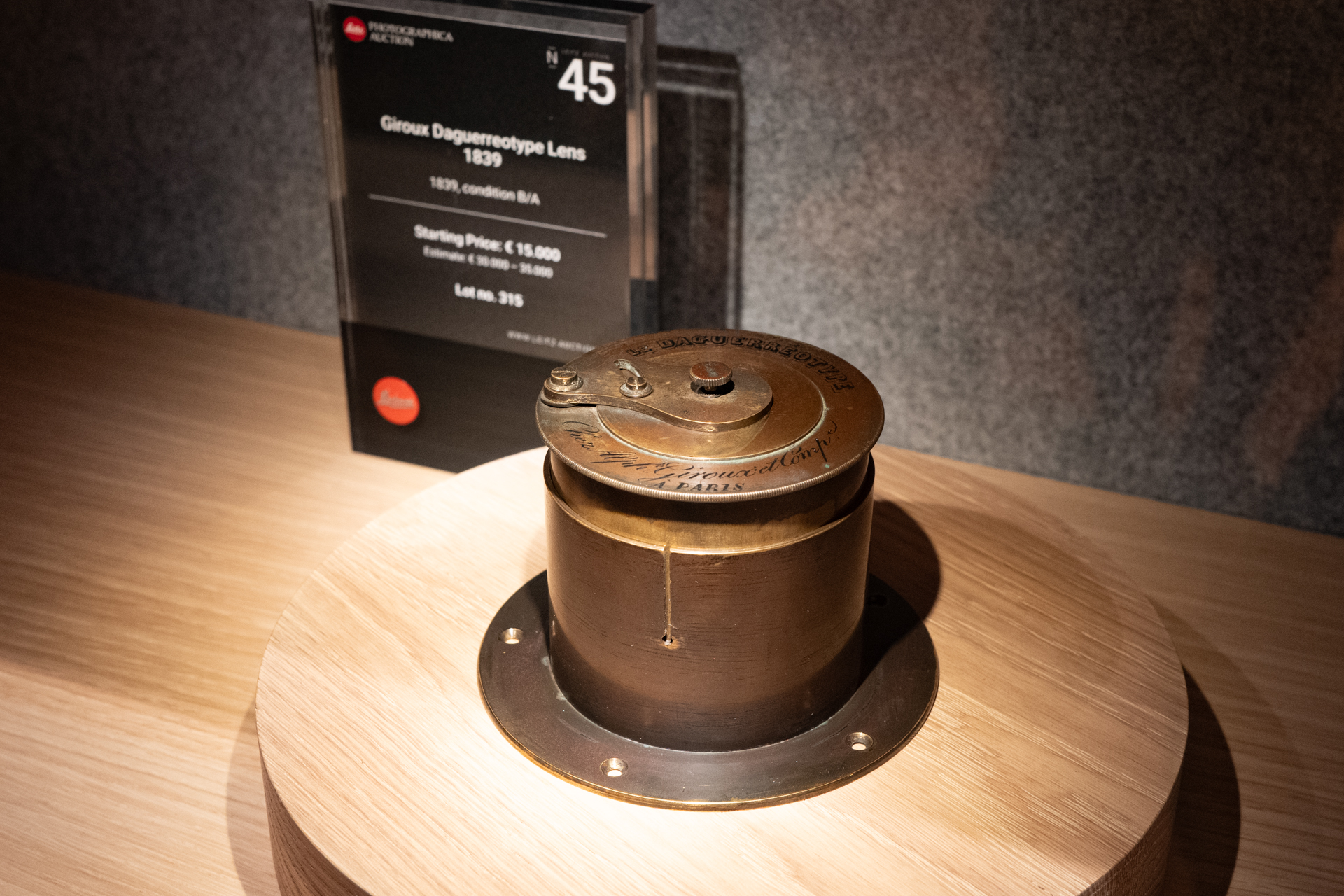 「Giroux Daguerreotype Lens 1839」（1839年）。ジルー・ダゲレオタイプカメラ用のレンズで、12本だけ存在が知られているという。開始価格は1万5,000ユーロ