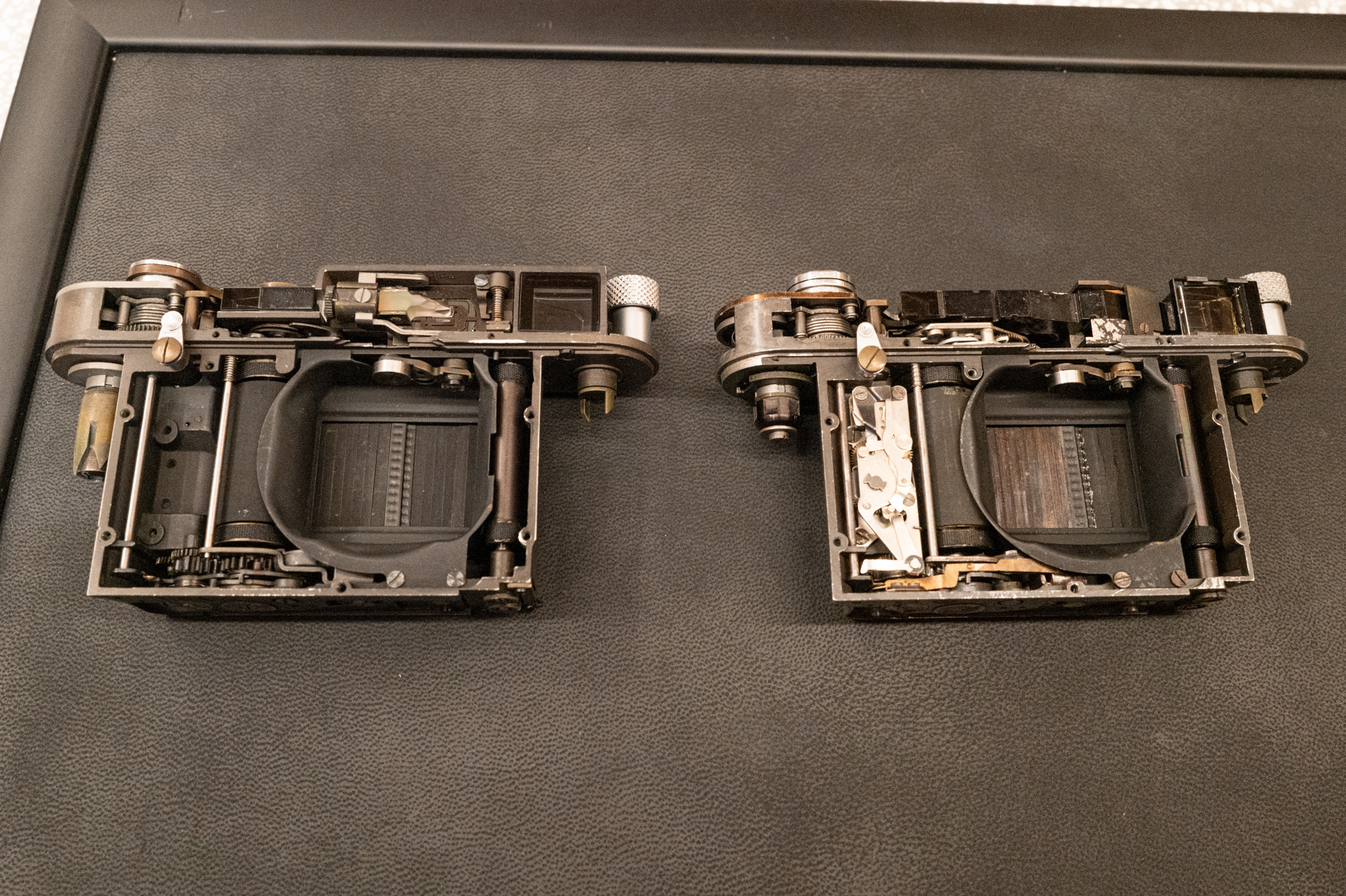 10台の試作機より抜粋。注目は距離計部分だ。左は製品版のM型に近い基本構造だが、右は棒状のプリズムを採用している。他社製品を研究していたことが伺える品で、オークションカタログには（similar to the Contax）というストレートな解説文も。横走りシャッターながら“鎧戸”と呼ばれる金属幕をシャッターに採用しているのも驚きのポイント