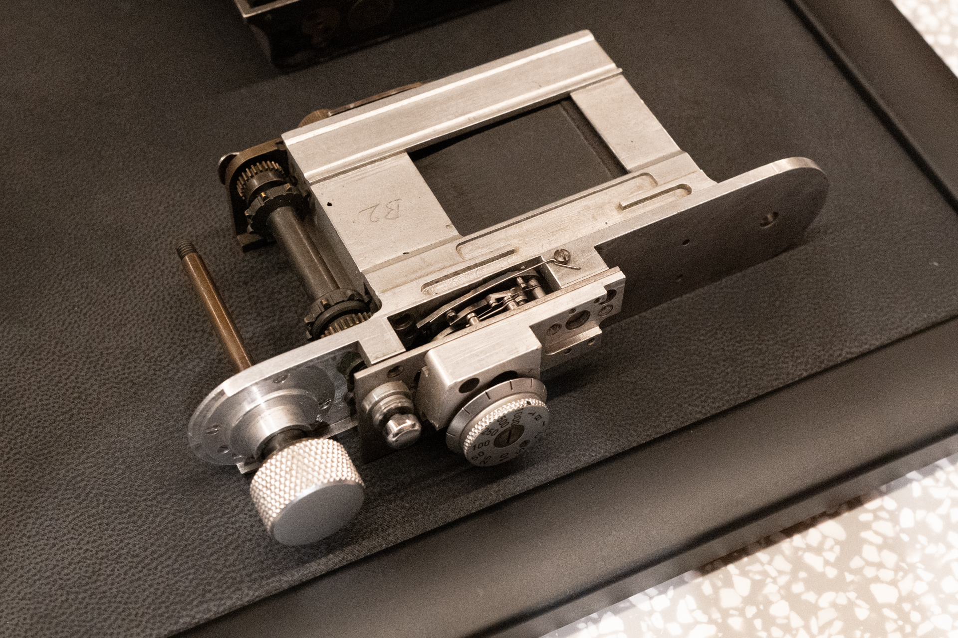 こちらはライカIV型のアルミシャシー。シャッター速度ダイヤルが高速と低速で一体になっており、直下に低速用のガバナーを収めている。ライカIV型は戦前に作られた試作機であることが知られているが、市販モデルでシャッター速度ダイヤルが一軸になるのはライカM3から