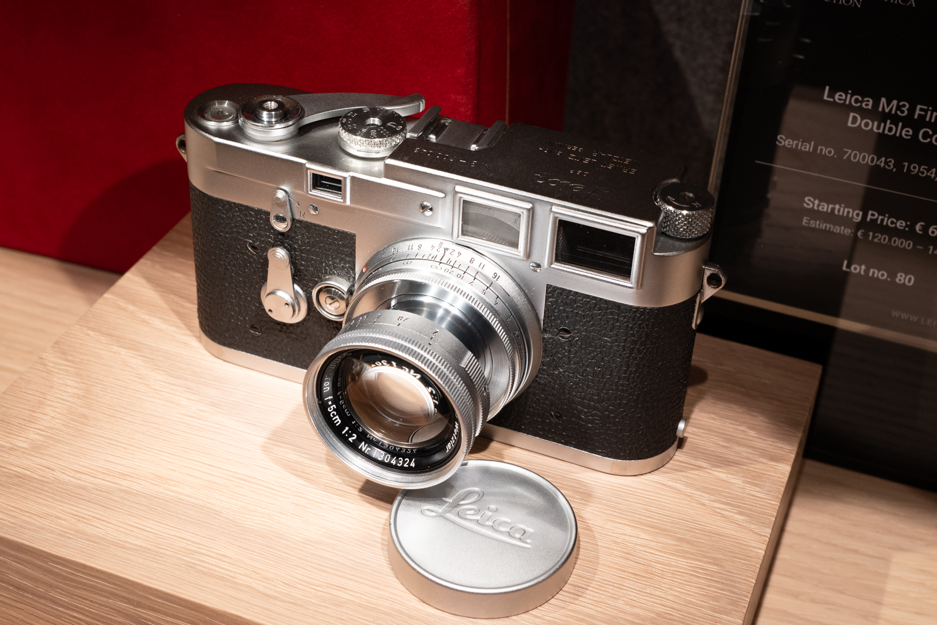 1954年製造という「Leica M3 First Batch Double Corner」。製造番号700001から始まるライカM3のうち、極初期の700043という番号を持つ個体。右手側のトップカバー前側の形状から、日本では“段付き”とも呼ばれる。開始価格は6万ユーロ