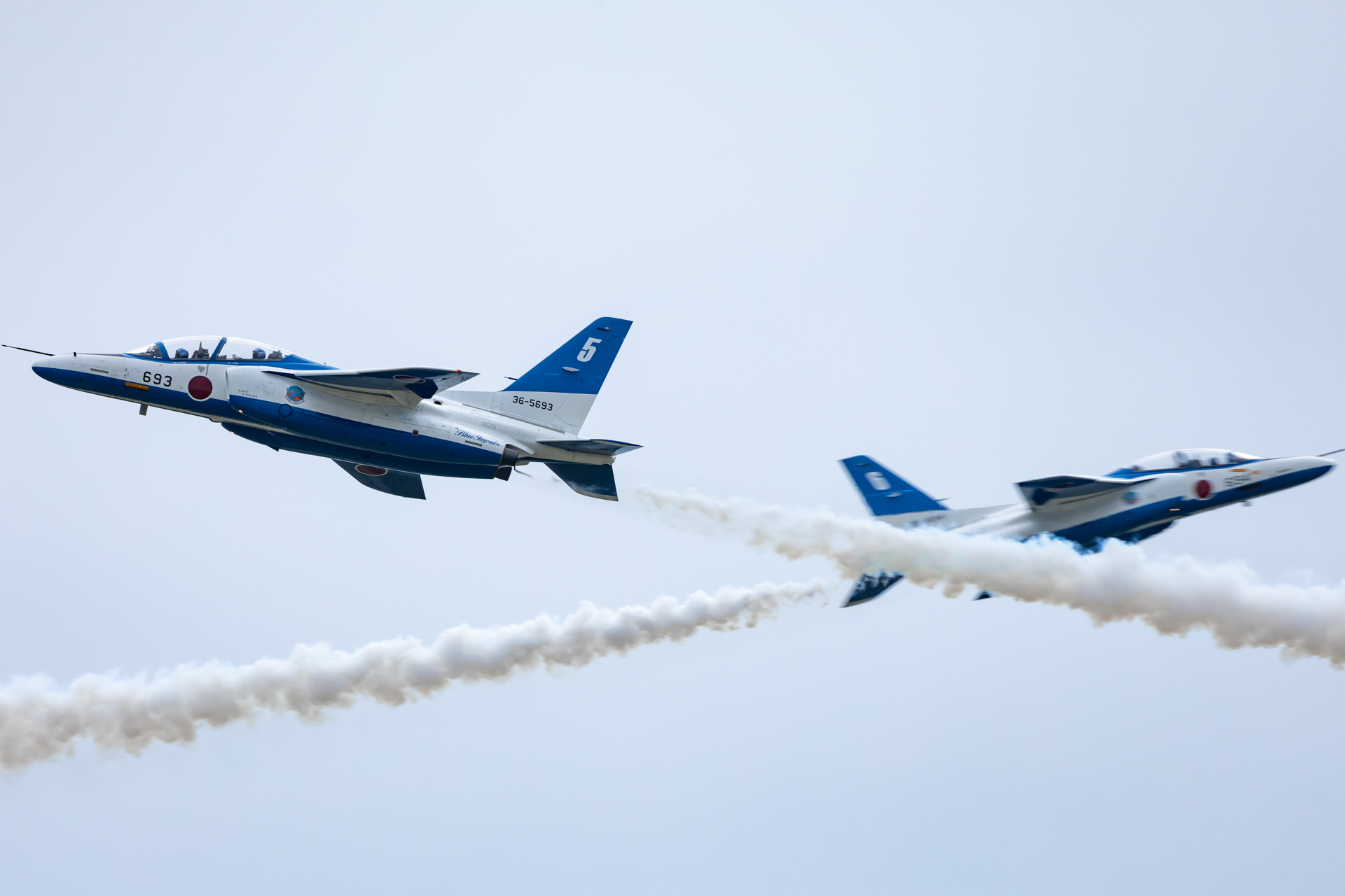 5・6番機による「オポジット・コンティニュアス・ロール」のクロスする瞬間です。曇りの場合は暗いため露出補正を2/3程度プラスに、ISO感度も高めにしてシャッタースピードを稼ぎましょう。<br><span class="fnt-85">EOS R6 Mark II／RF100-500mm F4.5-7.1L IS II USM／500mm／絞り優先AE（1/2,500秒、F8.0、＋0.67EV）／ISO 800</span>