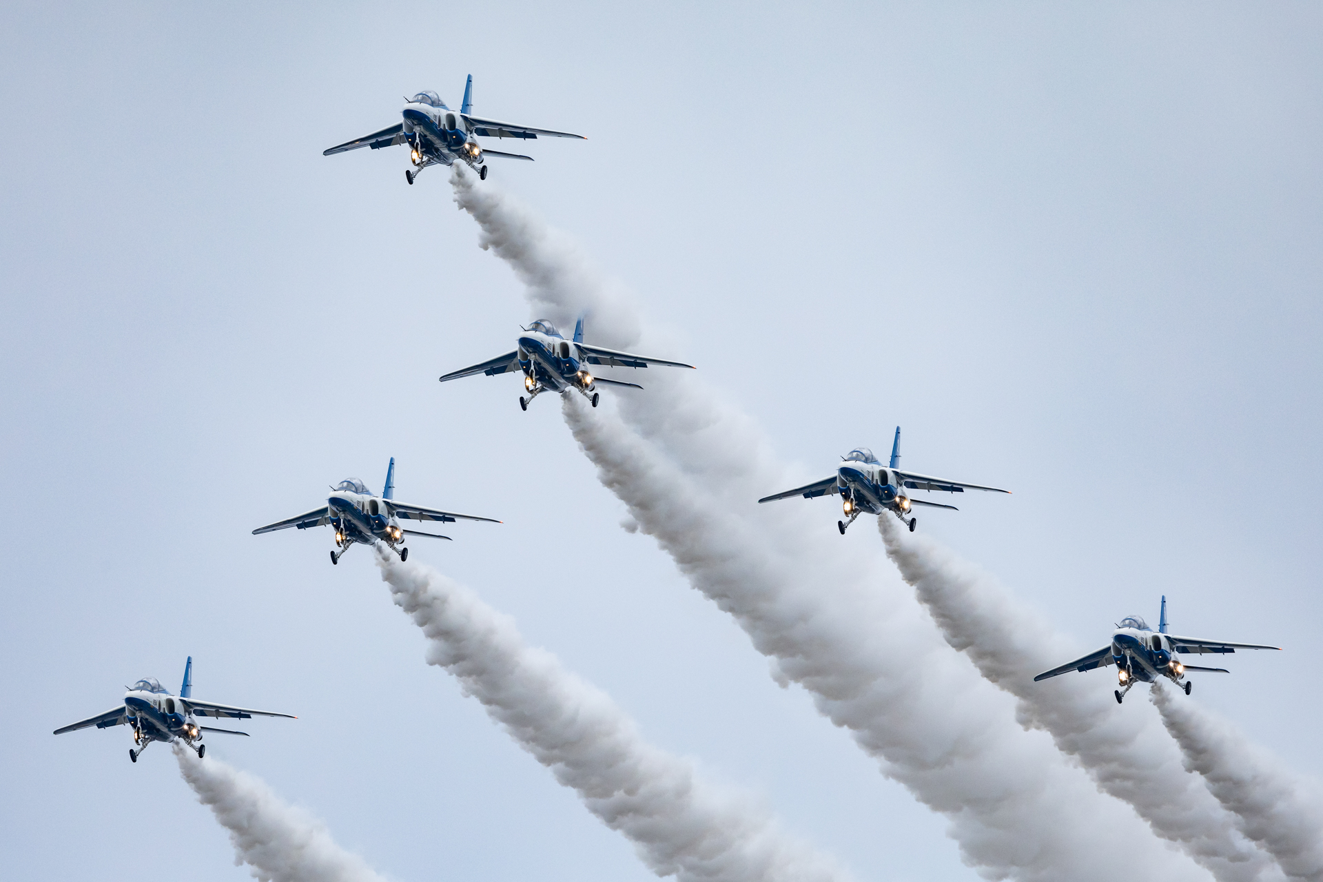 雲が低い時は背面や宙返りなどのアクロバット飛行が出来ず、6機の様々な隊形で真っ直ぐ飛ぶローパスになる場合があります。写真は「スワン・ダーティー・ローパス」で脚を出して飛ぶためスピードがやや遅く撮りやすい課目です。<br><span class="fnt-85">EOS R6 Mark II／RF100-500mm F4.5-7.1L IS II USM／500mm／絞り優先AE（1/2,500秒、F8.0、＋1.0EV）／ISO 2000</span>