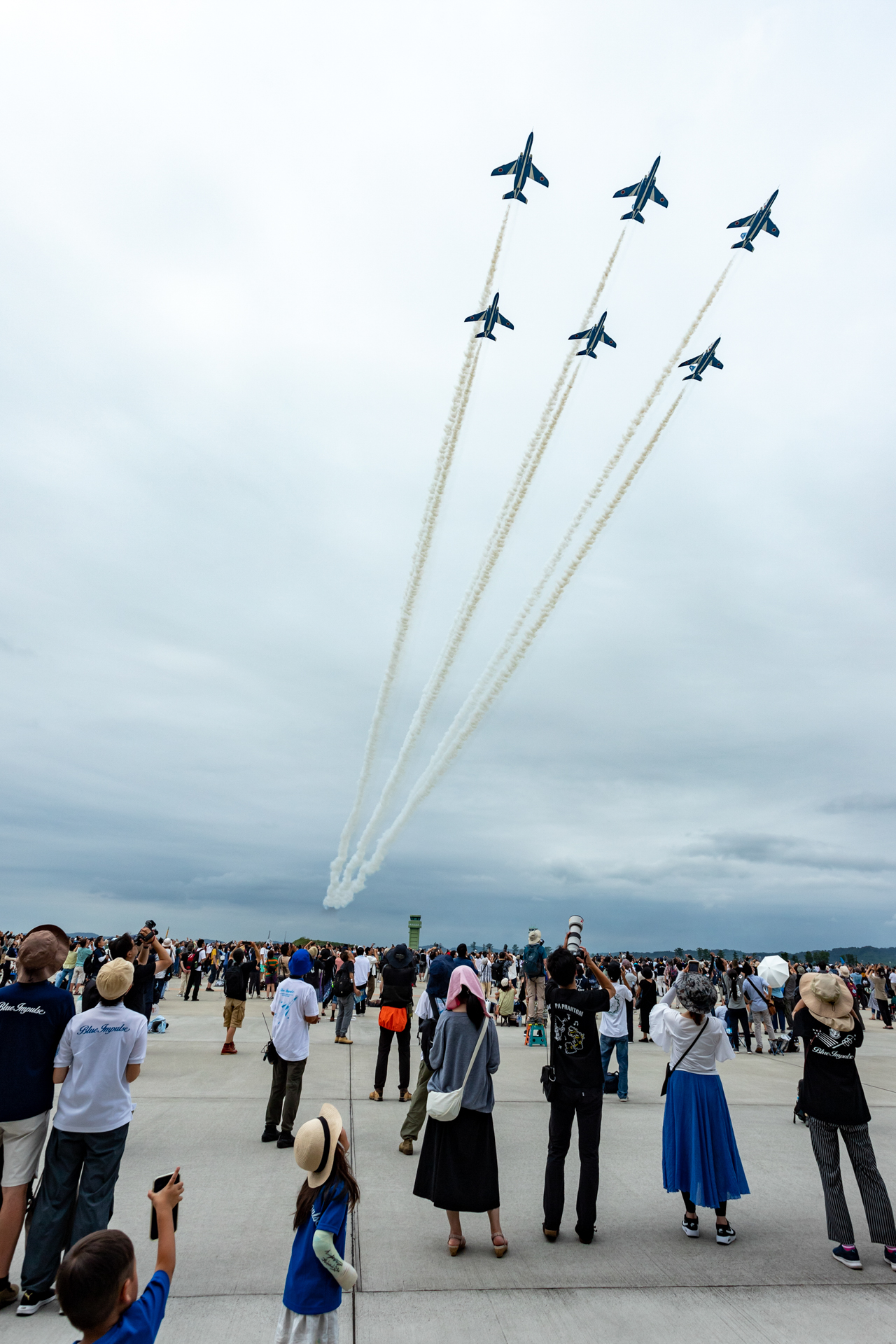 こちらは脚を出さずに速さと迫力を重視したハイスピードローパスと言われる課目の1つ「ダブルライン・ローパス」です。一瞬で駆け抜けていくため広角レンズで地上も入れて構えておき、低さや速さを表現してみましょう。<br><span class="fnt-85">EOS 6D Mark II／EF17-40mm F4L USM／17mm／絞り優先AE（1/1,600秒、F8.0、＋0.33EV）／ISO 400</span>