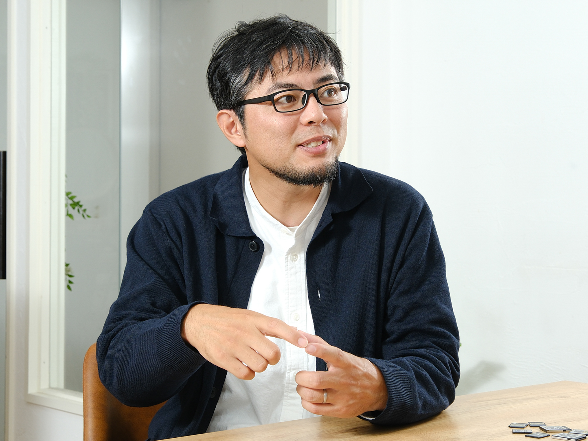 1982年北海道生まれ。化学メーカー勤務を経て写真の道へ。バンタンデザイン研究所フォトグラフィ専攻卒業。広告写真撮影の傍ら写真ワークショップやセミナー講師として活動。写真情報サイトstudio9を主宰。ライフワークは写真をより楽しむための情報を発信すること。2021年より北海道に移住して活動中。