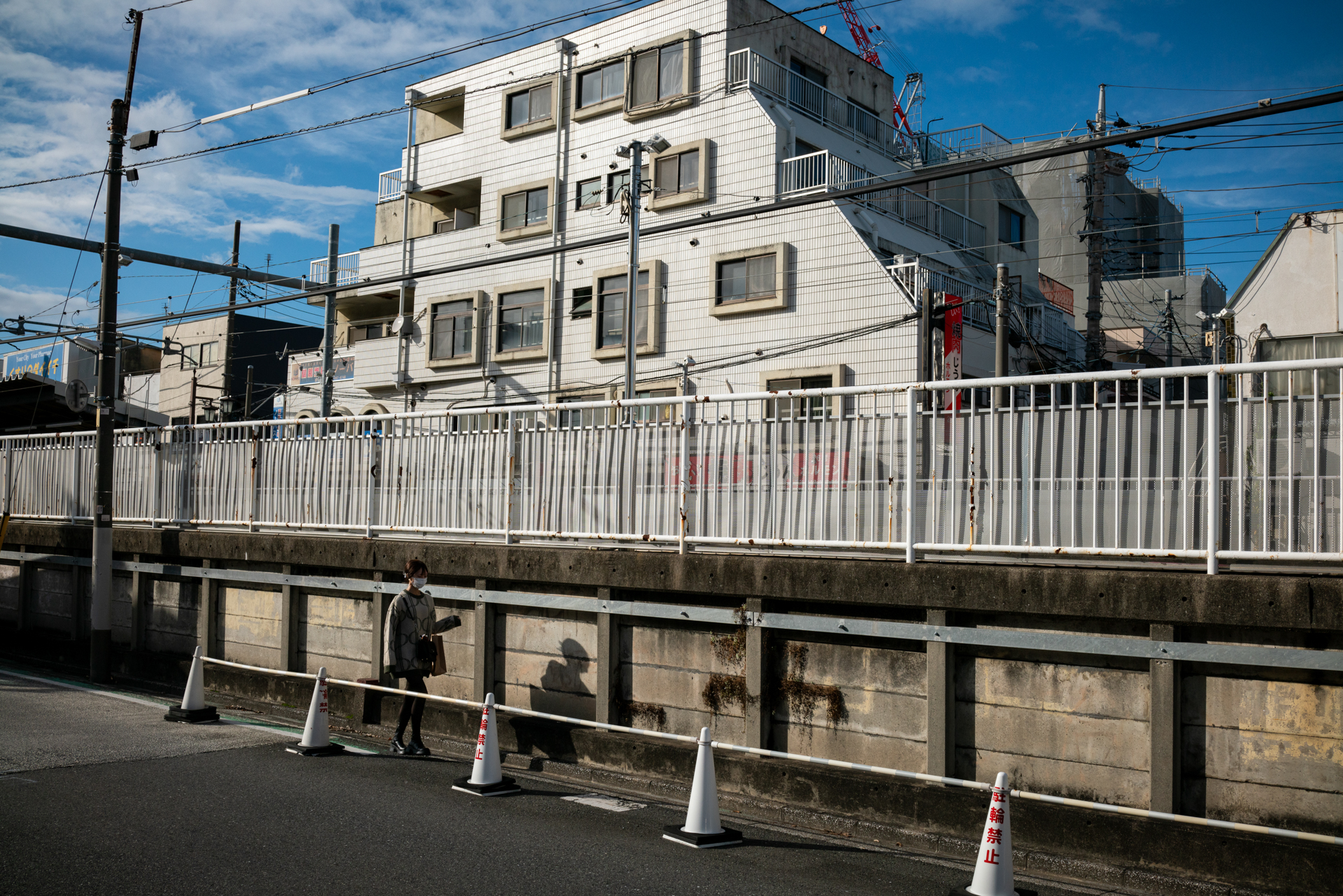 毎日のように撮影している筆者の仕事場途中の風景ですが、半逆光でハイライトがこれだけ再現されれば文句ないです。<br><span class="fnt-85">RX1RII／35mm／絞り優先AE（1/2,500秒、F8.0、−0.7EV）／ISO 400</span>