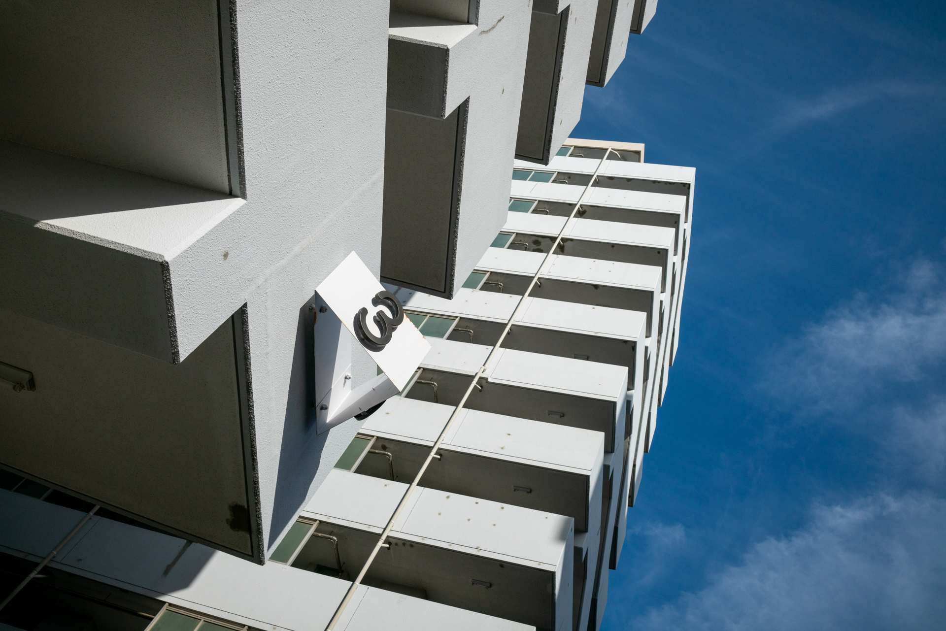 では順光のベタ光だとどうなるかといえば、これもしっかりとコンクリートの質感とか描写するわけです。<br><span class="fnt-85">RX1RII／35mm／絞り優先AE（1/2,500秒、F8.0、−0.7EV）／ISO 400</span>