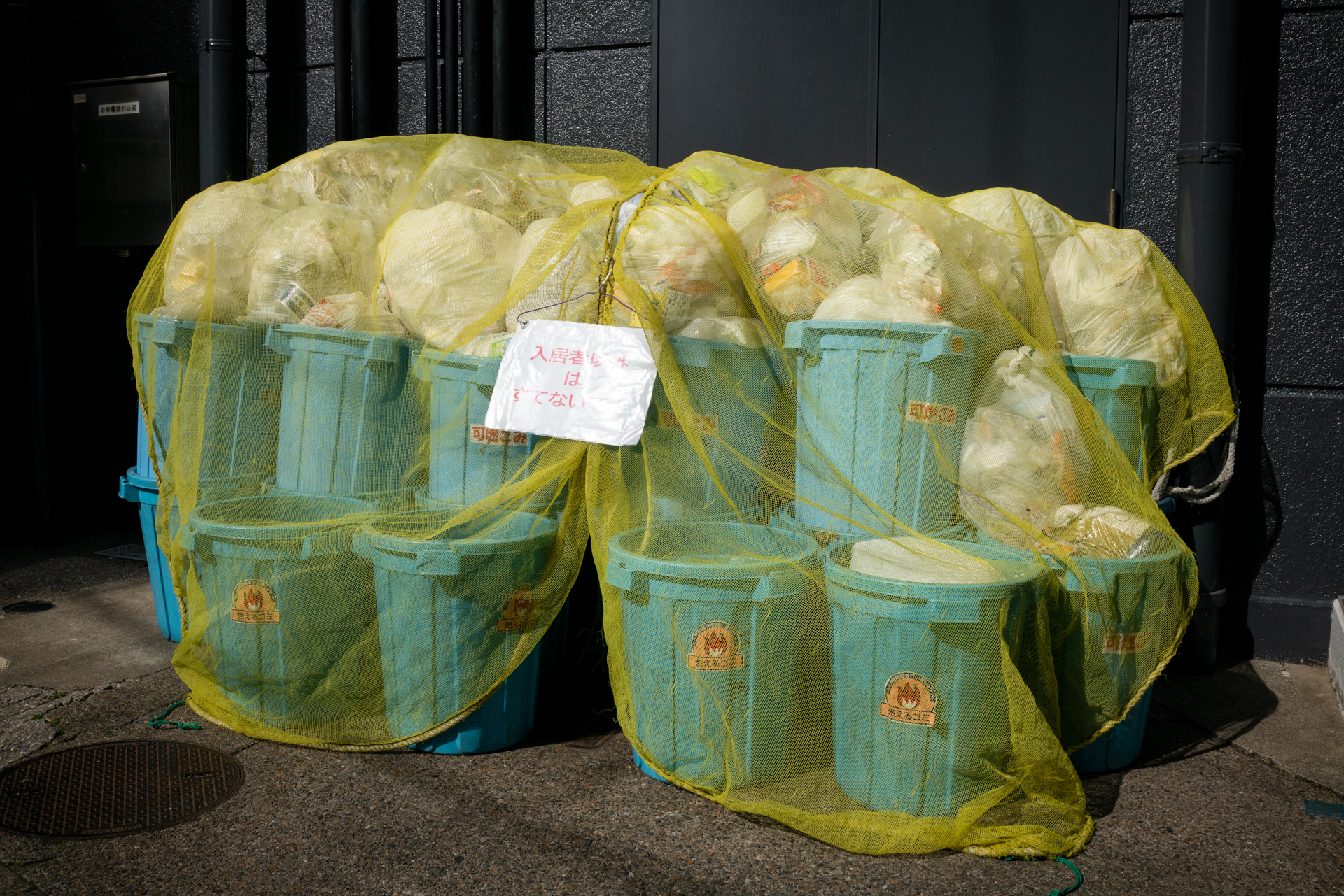 都市のゴミ問題。これも丁寧に集積しているということを皆さんに見せているのと。その実直さに敬意を表して写しましたが素晴らしい写りです。<br><span class="fnt-85">RX1RII／35mm／絞り優先AE（1/2,000秒、F8.0、−0.7EV）／ISO 400</span>