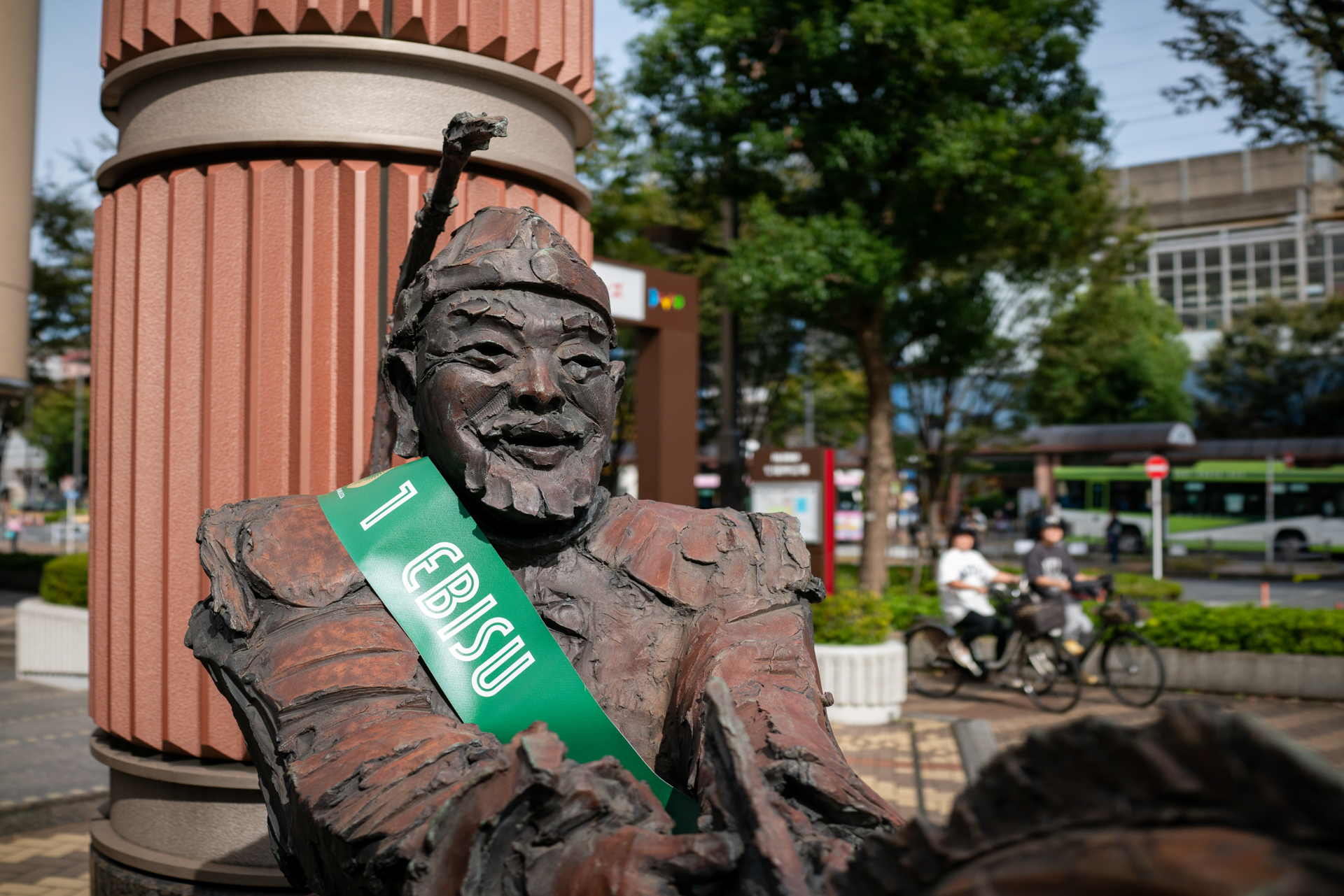 街中のモニュメント。背景のボケが少々中途半端でした。反省ですが、合焦点の描写はすごいです。<br><span class="fnt-85">RX1RII／35mm／絞り優先AE（1/3,200秒、F4.0、−1.0EV）／ISO 400</span>