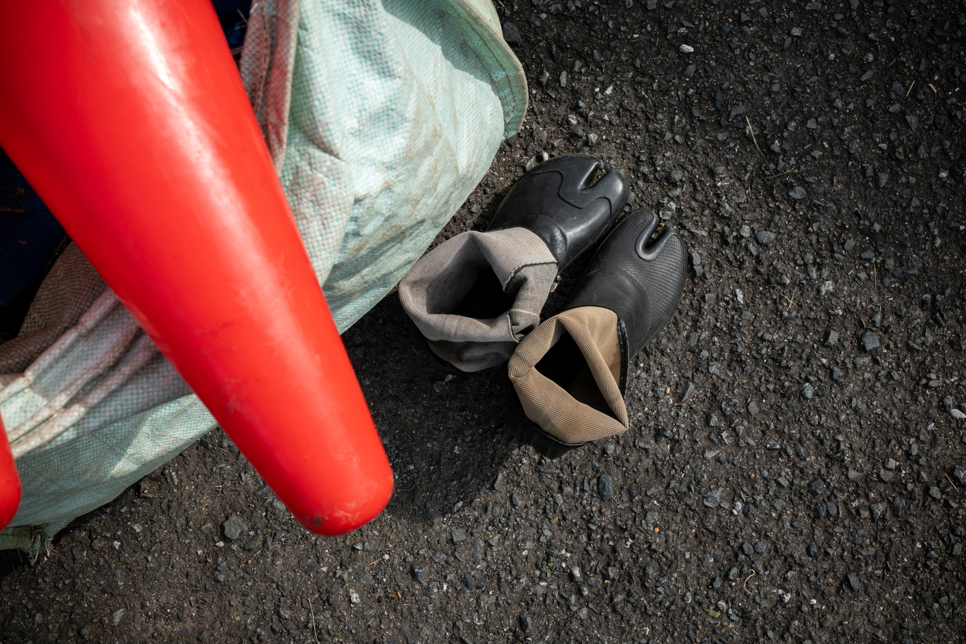 工事現場の昼休みなんですが、黒の中の黒を再現しますね。階調はものすごく豊富で通常感度ならば詰まるようなこともなく。<br><span class="fnt-85">RX1RII／35mm／絞り優先AE（1/400秒、F11、−0.8EV）／ISO 400</span>