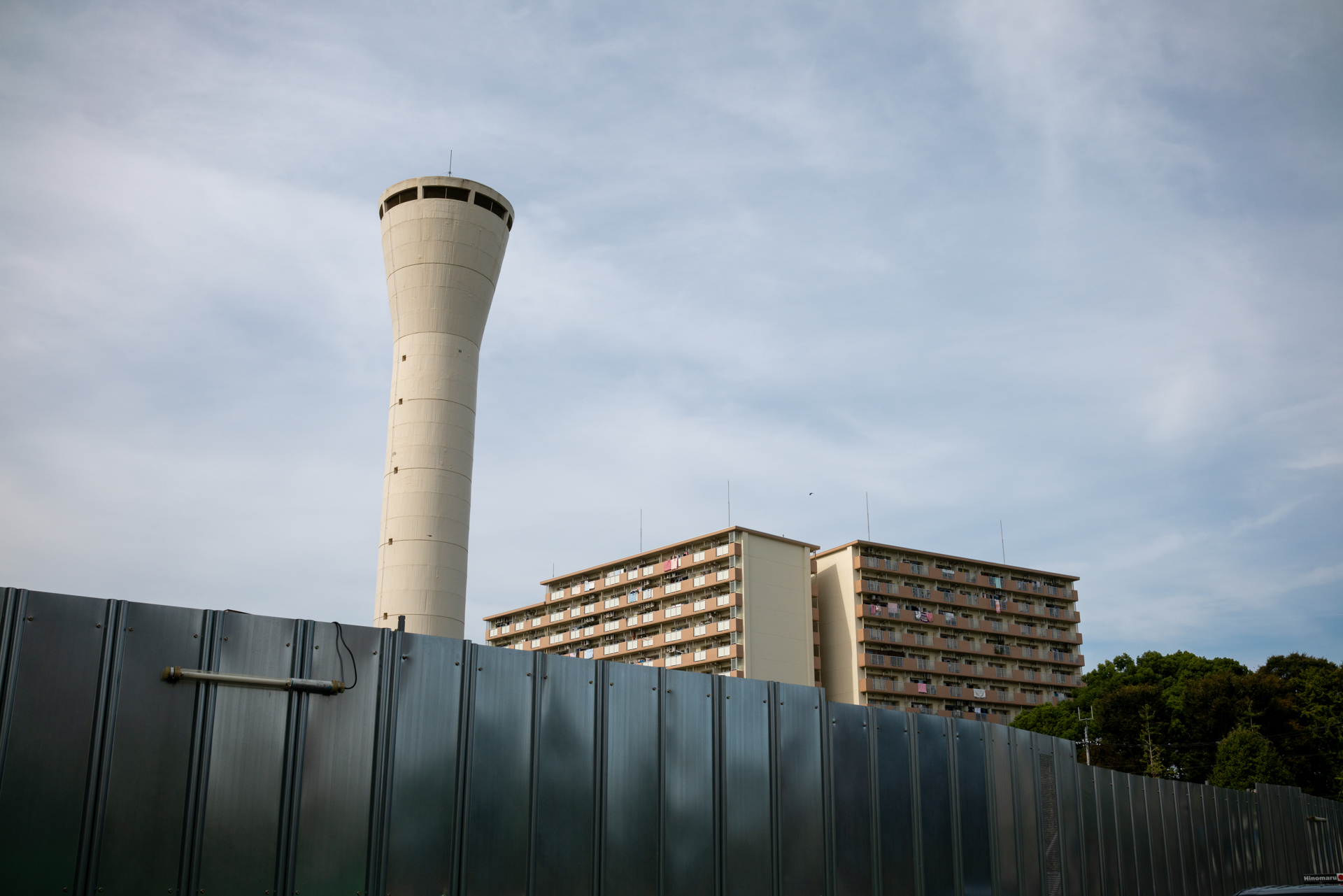 給水塔も筆者の好物で反射的に撮影しちゃいますが、これも快晴ではない条件だけど、雲の描写とかいいですね。<br><span class="fnt-85">RX1RII／35mm／絞り優先AE（1/800秒、F11、−0.3EV）／ISO 400</span>