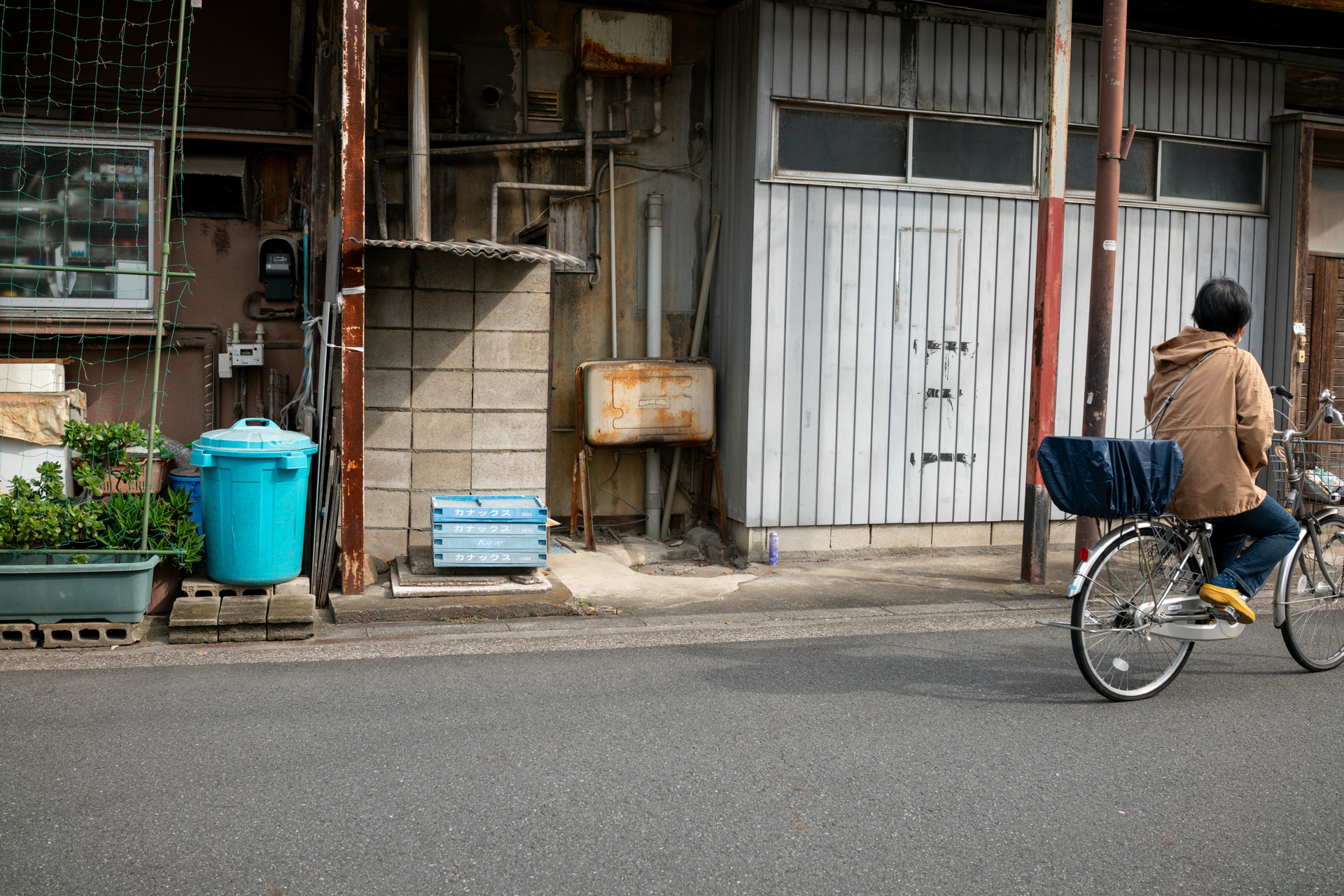 ふと思った時にイメージをさっと捉えられるのがコンパクトカメラのいいところです。こういう写真はスマホじゃ撮らないし。<br><span class="fnt-85">RX1RII／35mm／絞り優先AE（1/800秒、F5.6、−1.0EV）／ISO 400</span>