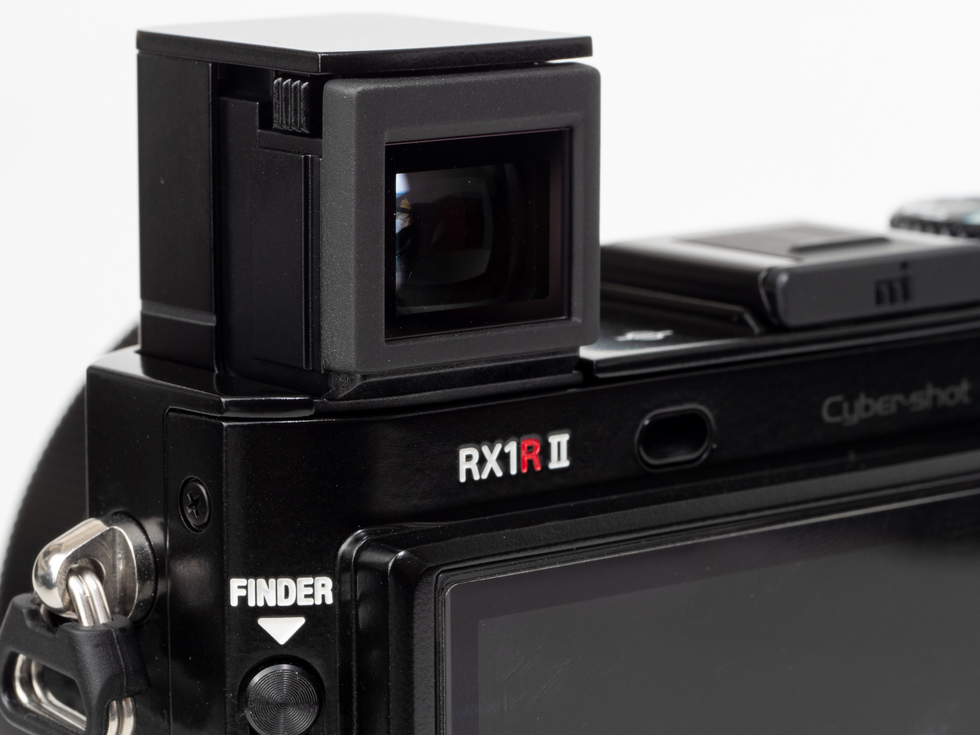 ポップアップ方式のEVFはRX100シリーズで慣れてます、というニュアンスを感じます。出現の仕方も緩やかで品があります。