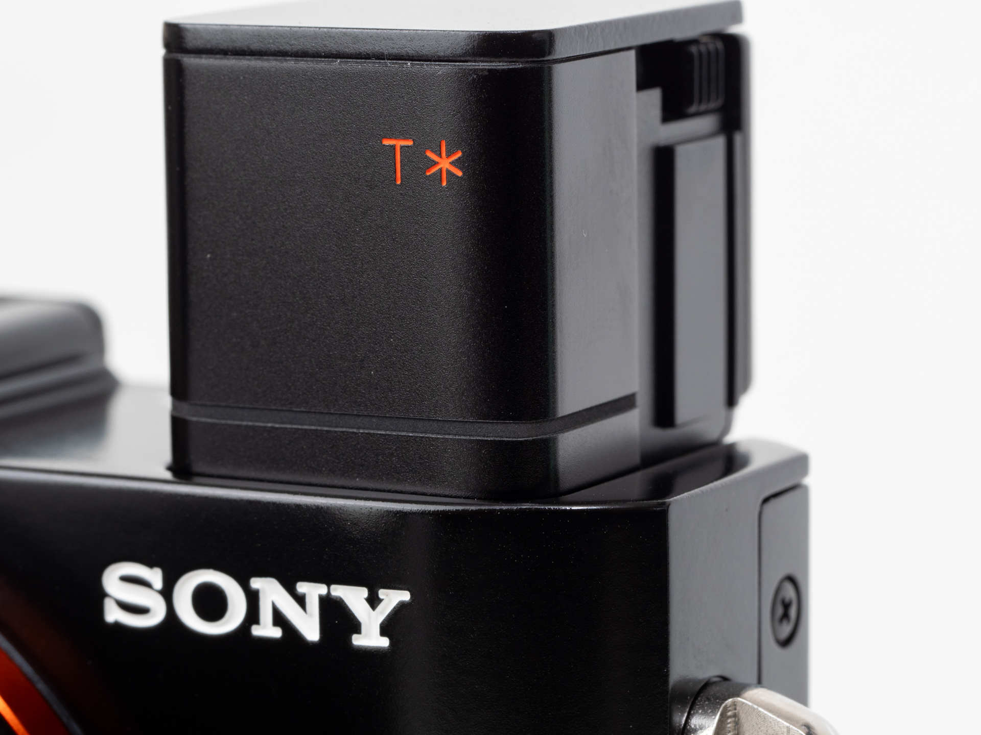 うちのEVFをそんじょそこらのものと比べては困るなということでEVFの正面にはT*の刻印があったりします。