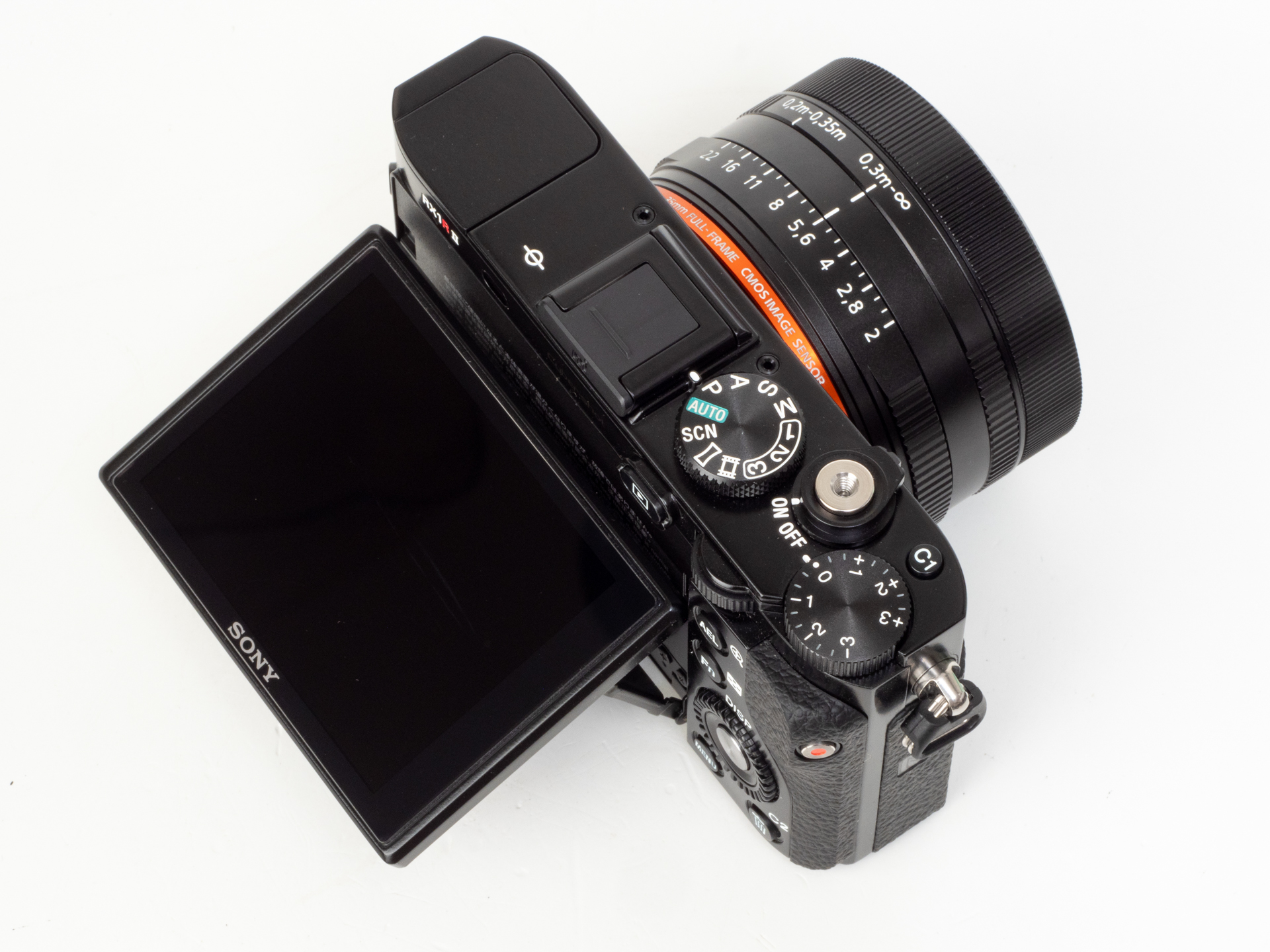 チルト可能のモニターです。どこかスチル重視という印象ありますよね。おじいさんは膝が痛かったりするのでローアングルの時に役立ちました。