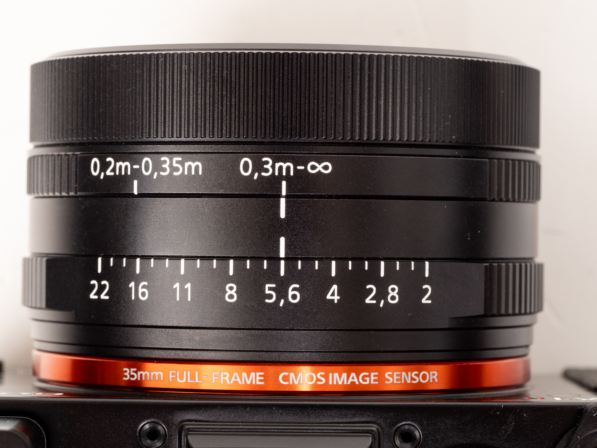 絞り環があるのはAモードで撮影して絞り効果とかレンズのパフォーマンスを大事にしてね、ということでしょうかねえ。筆者は絞り環より距離指標欲しかったけどね。