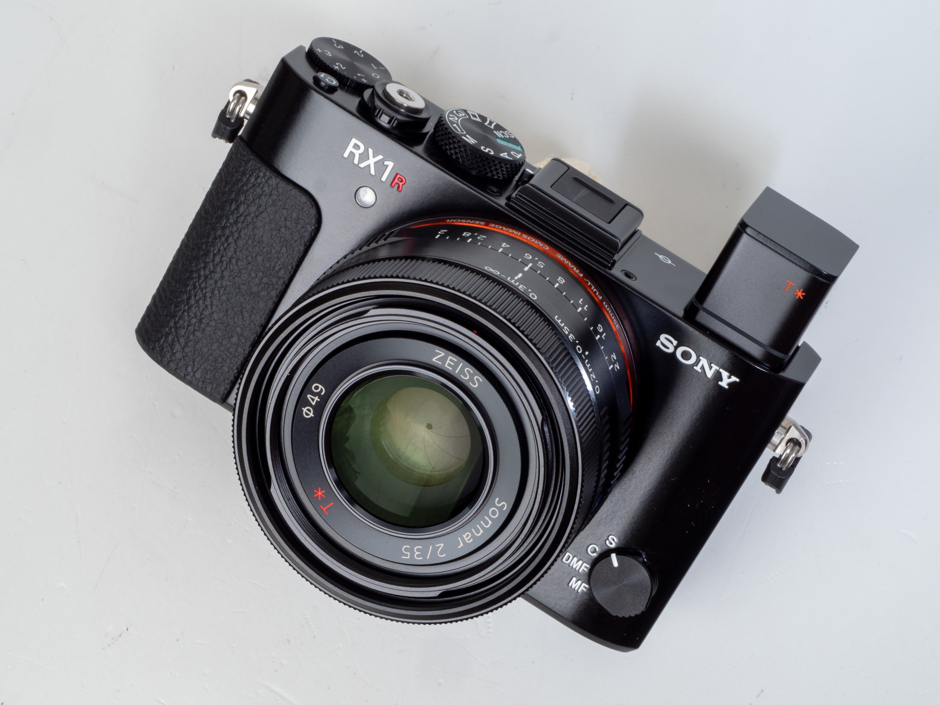 EVFをポップアップした状態ですね。そんなに違和感ないですね。ここに光学ファインダーとかつけちゃうと、昔のことが忘れられない意固地なジジイに見えちゃうかも。