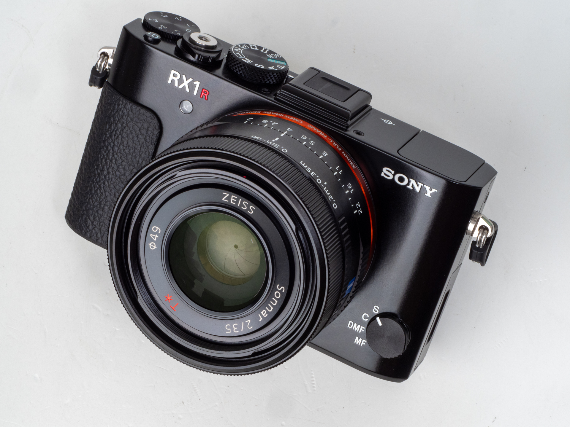 レンズに敬意を表しています。というデザインが特異でいいなあと。パッと見では、レンズが交換できてしまいそうですが、レンズとセンサーの調整を完全にしてあることも高画質化に貢献しているに違いありません。個人的には手ブレ補正欲しかったですが、このボディサイズには入らないんだろうなあ。