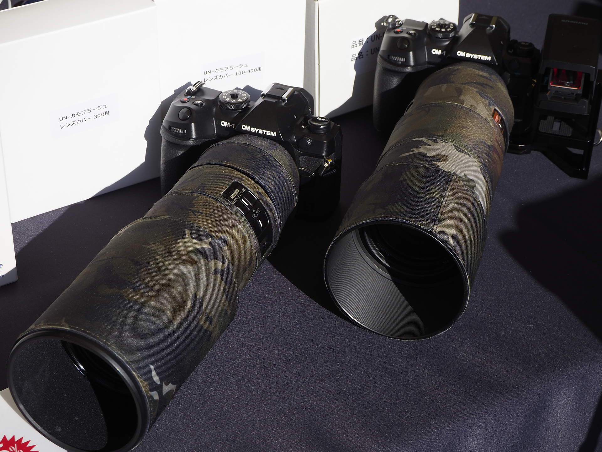 「M.ZUIKO DIGITAL ED 300mm F4.0 IS PRO」用となるレンズカバー。各種操作ボタンにアクセスできるように穴を開けられており、装着したままでも各種操作が行える