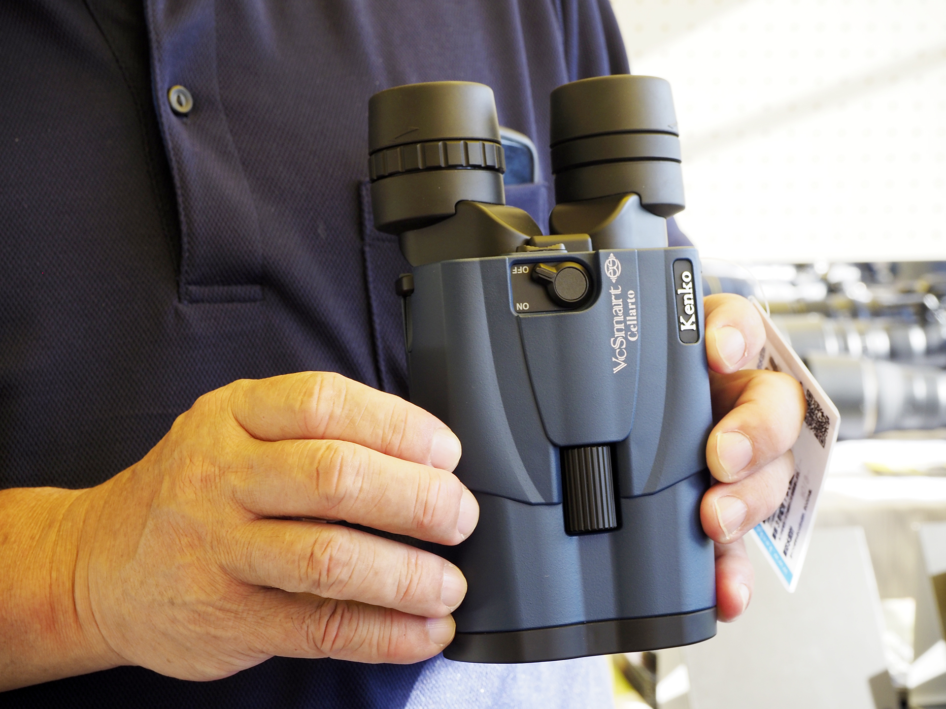 発売を直前に控えた「VCスマート 15×42 Cellarto WP」。Kenko VC Smart Cellartoシリーズは、双眼鏡が揺れの状況を感知し、自動で最適なモードに切り替える防振モード自動選択機能搭載するのが特徴となる