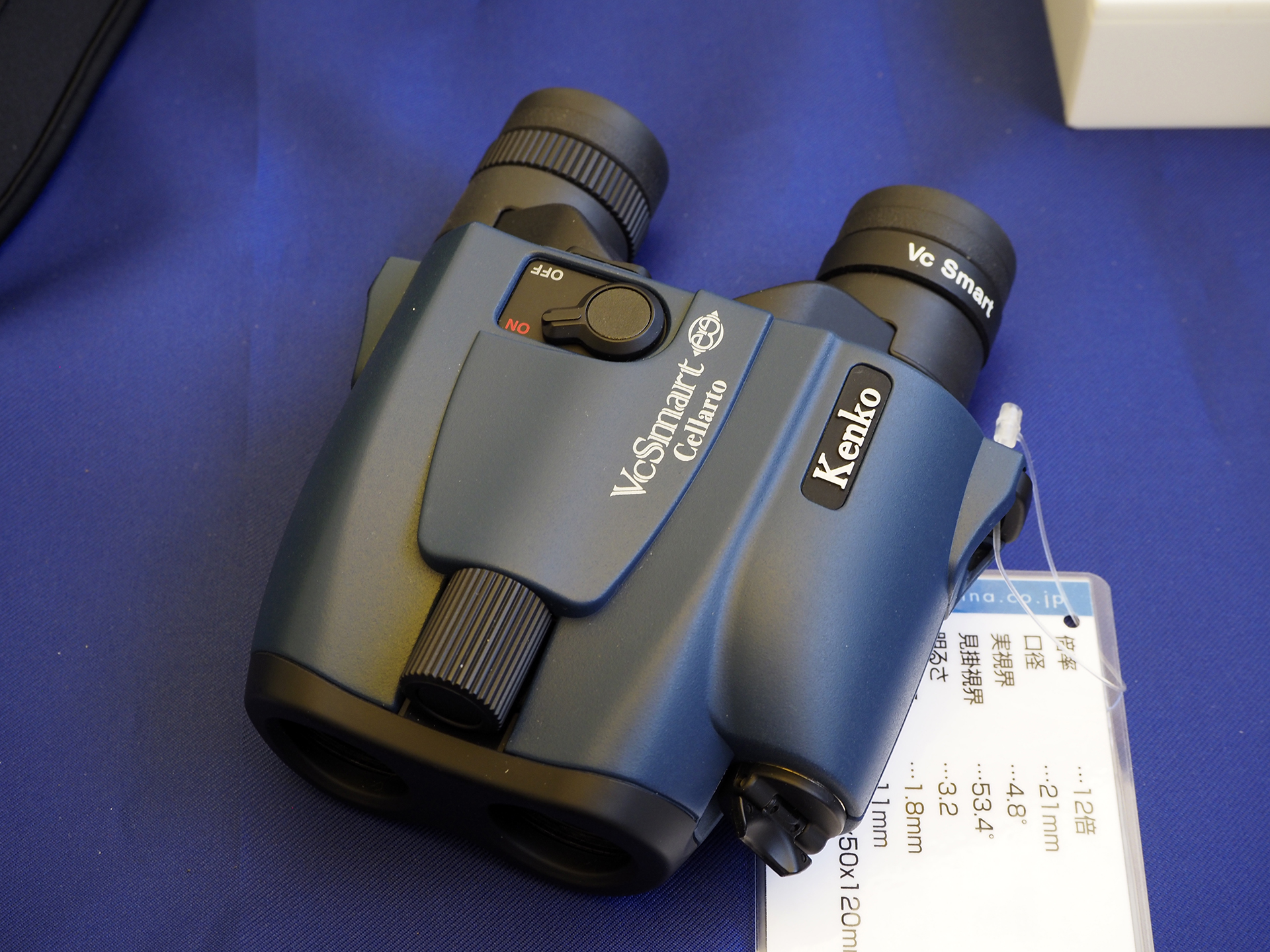 長時間の使用を想定して設計されたという「VCスマート 12×21 Cellarto」。駆動時間を延ばすことができるオートパワーオフ機能だが、同モデルではあえて排している