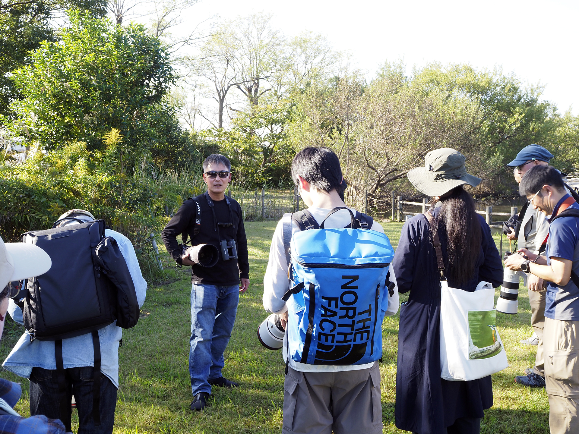 フォトウォークで、撮影時の設定方法などを説明する山田氏。実際の鳥をターゲットに、ケースバイケースでの撮影設定や心構えなどを解説していた