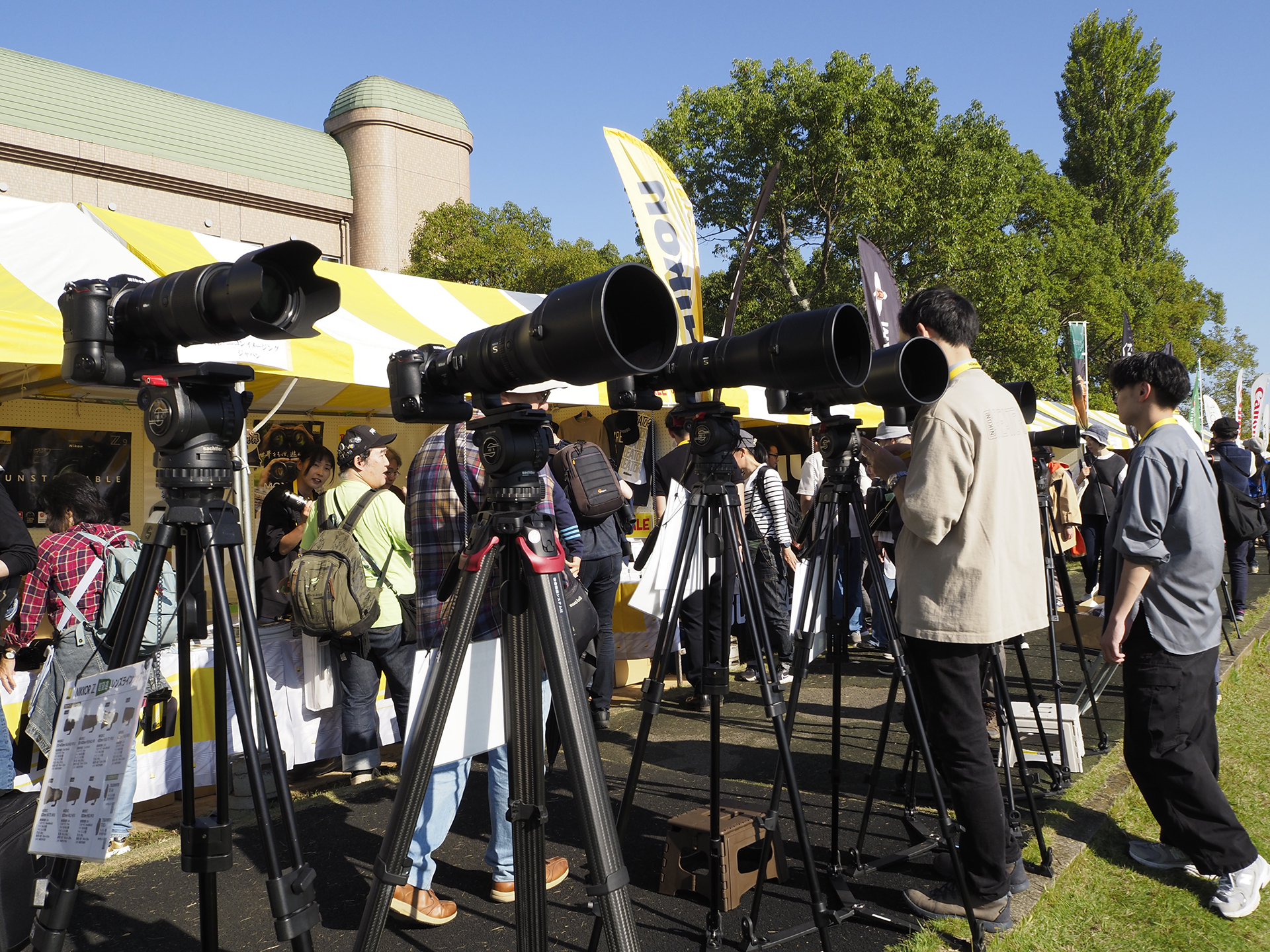 「NIKKOR Z 180-600mm f/5.6-6.3 VR」をはじめ、「NIKKOR Z 800mm f/6.3 VR S」や「NIKKOR Z 600mm f/4 TC VR S」などの超望遠レンズが並ぶ