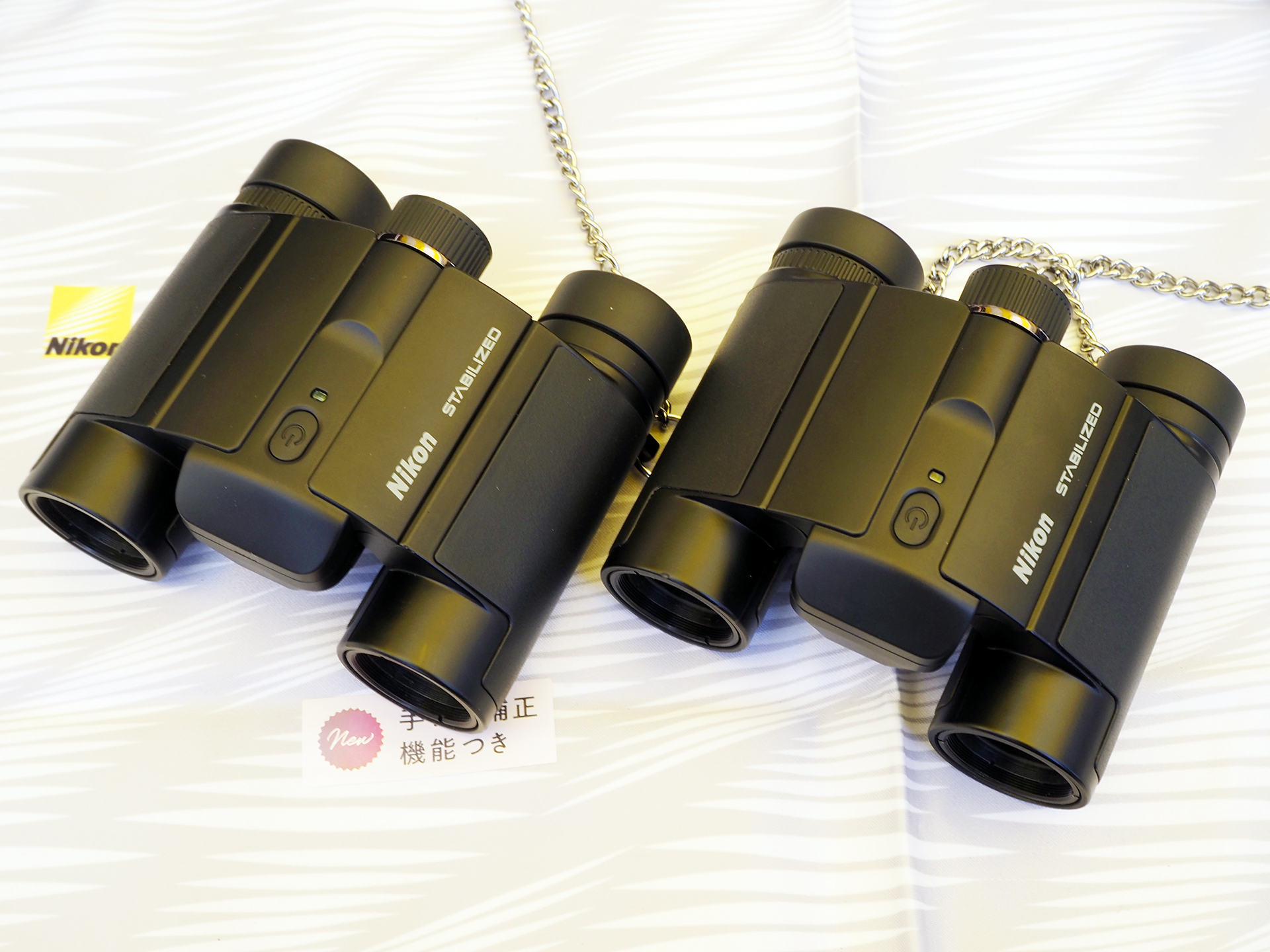 発売されたばかりの双眼鏡「STABILIZED 10x25 S」と「STABILIZED 12x25 S」