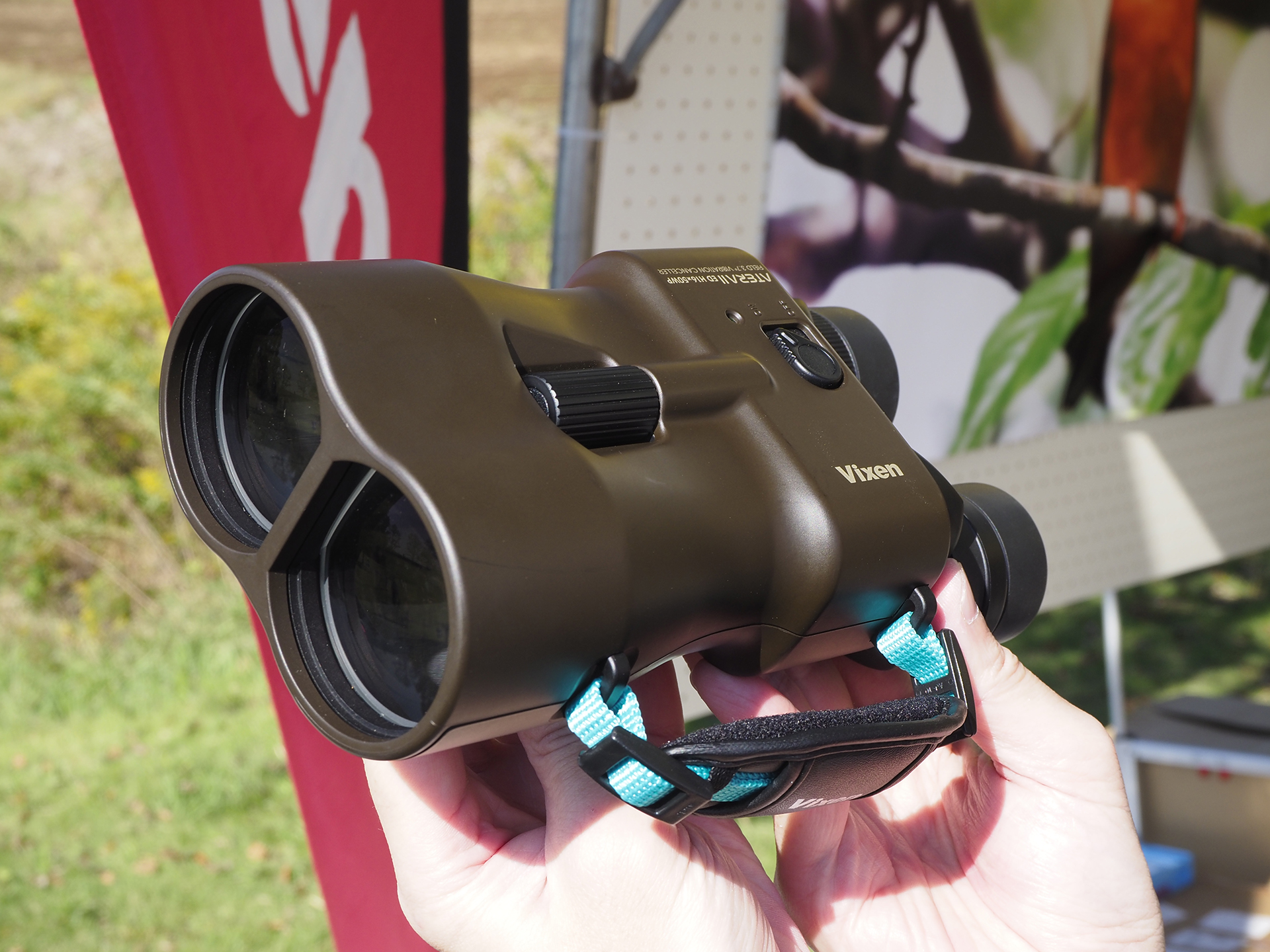 ATERAシリーズの最上位モデル。16倍という高倍率で、手持ちでも安定した視野が得られる強力な手ブレ補正が特徴