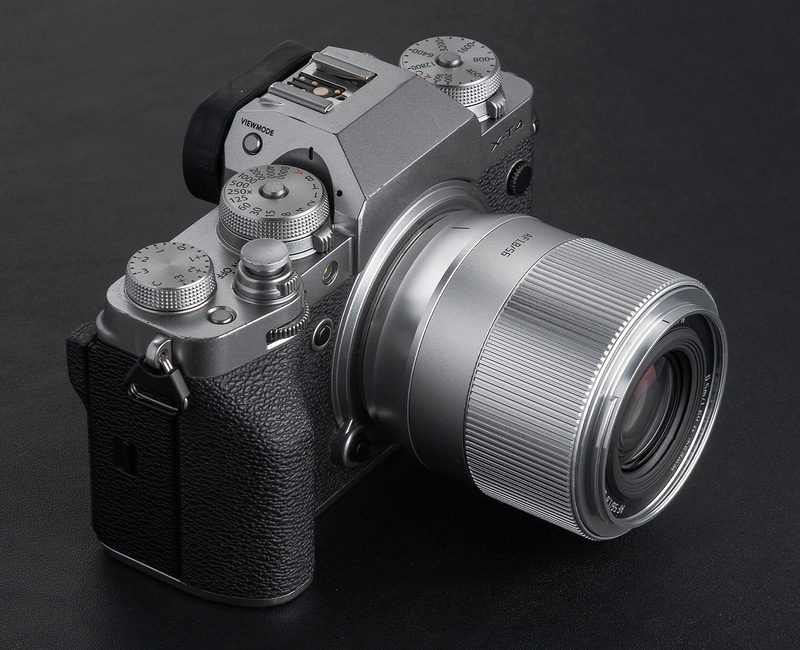 APS-C用の中望遠AF単焦点レンズ「TTArtisan AF 56mm f/1.8」にシルバー