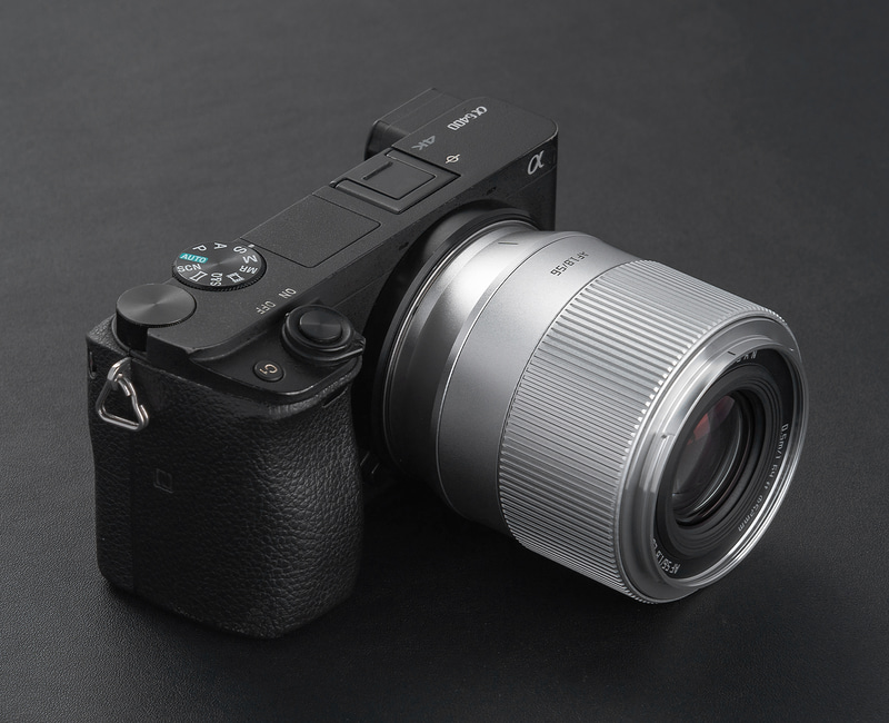 APS-C用の中望遠AF単焦点レンズ「TTArtisan AF 56mm f/1.8」にシルバー