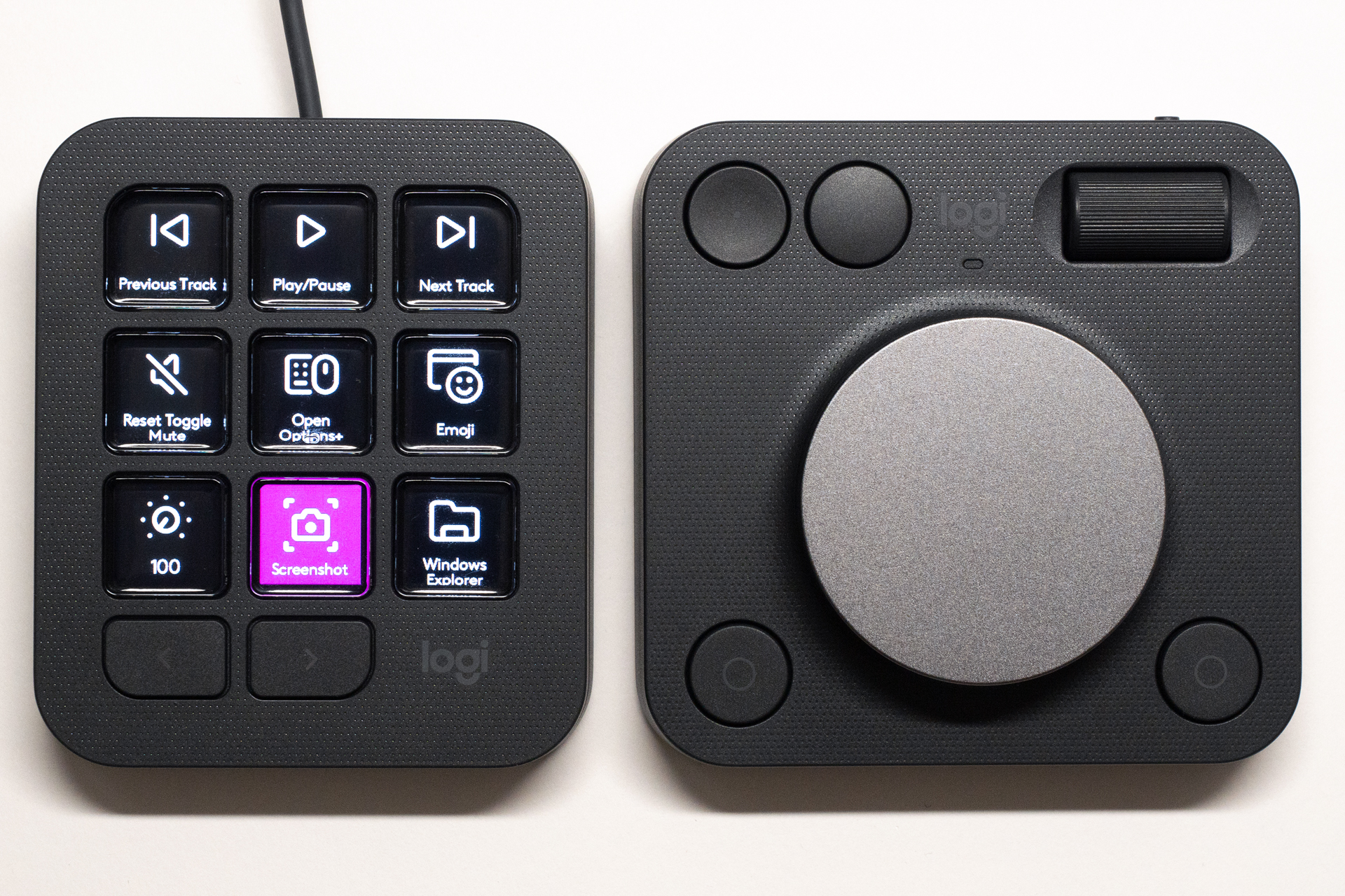 「絵文字」のボタンと大きなダイヤルでPCやアプリを直感的に操作できるMX CREATIVE CONSOLE。各ボタンは小さなモニターになっていて、任意のアイコンや文字が表示できる仕組み。キーパッド（左）はUSB-Type-C、ダイヤルパッド（右）はBluetoothでPCと接続する