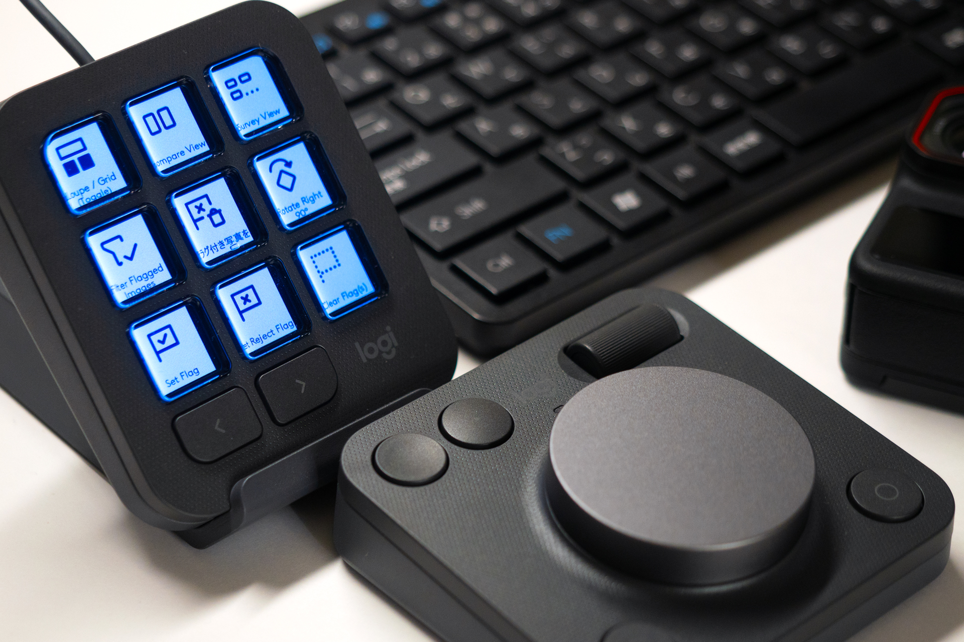 MX CREATIVE CONSOLEにはスタンドも付属している。個人的にはキーパッドをスタンドに立てて、左手の親指でダイヤルパッドが操作できるように少し右にずらすレイアウトが使いやすかった