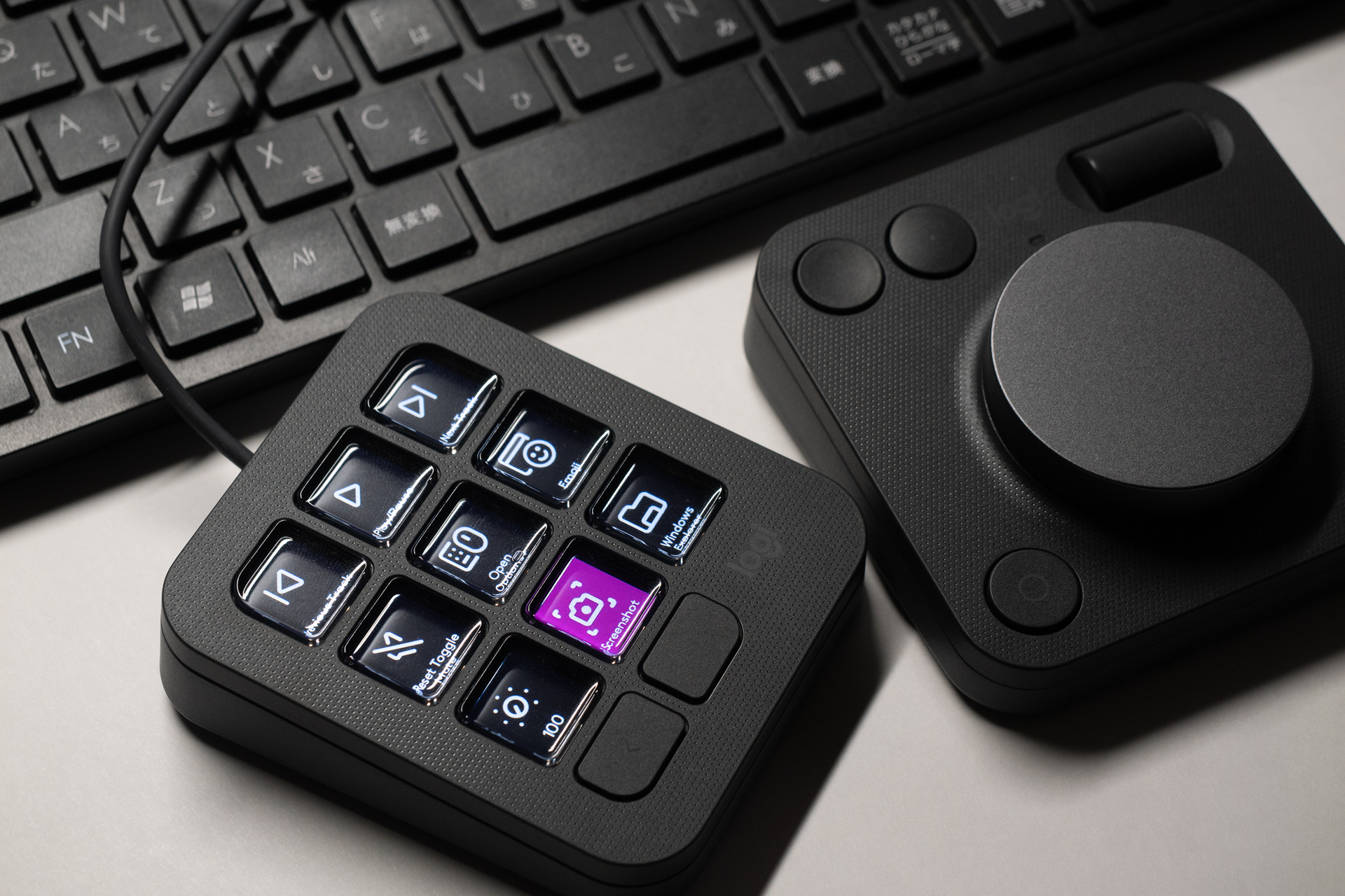 スタイリッシュなデバイスなのに、USBケーブルが生えていると野暮ったく見えてしまう。キーボードとの位置関係によっては作業しにくい場面もあった