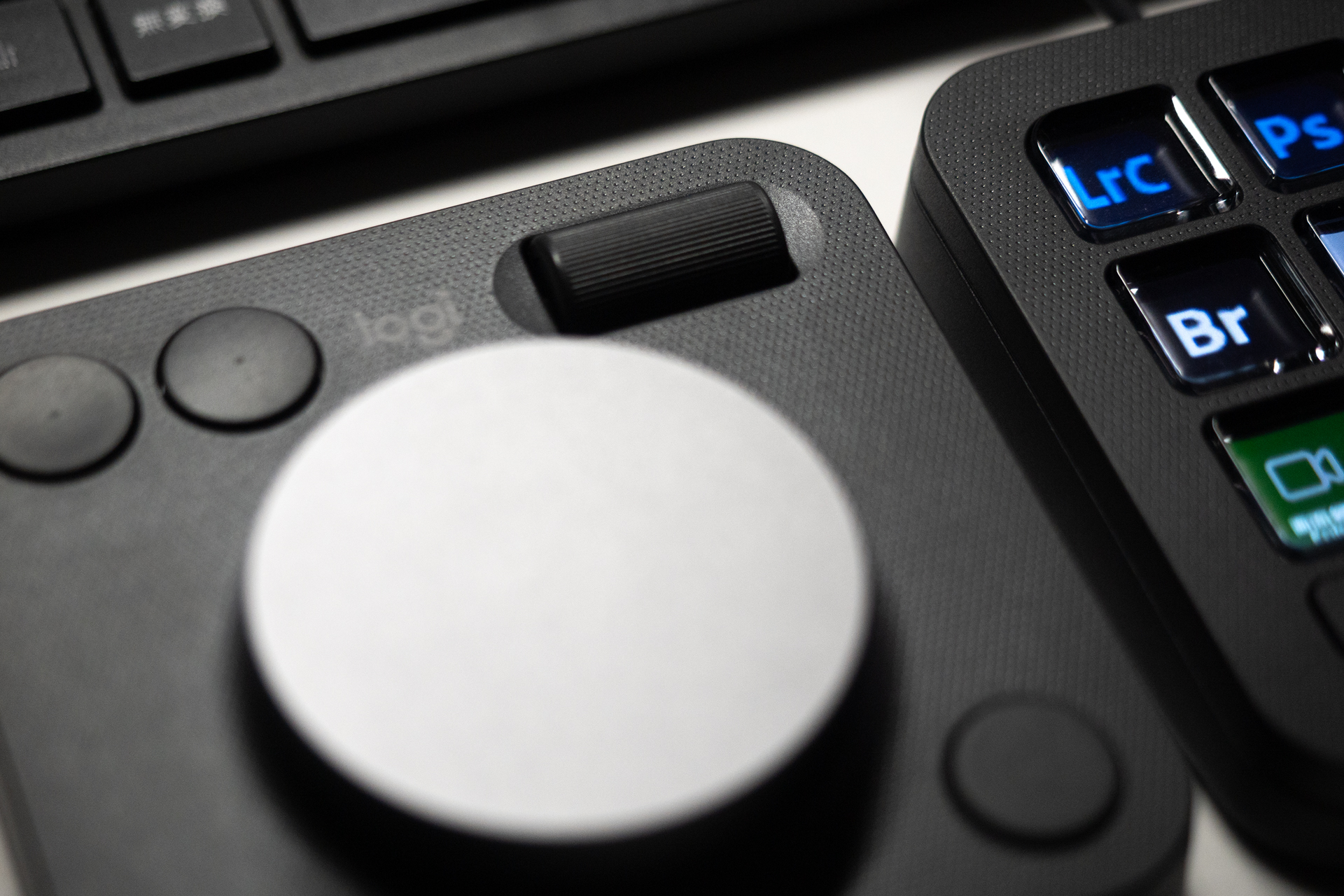 ダイヤルパッド右上のローラーが意外と曲者。回転が滑らか過ぎるため、意図せず操作してしまうことがある