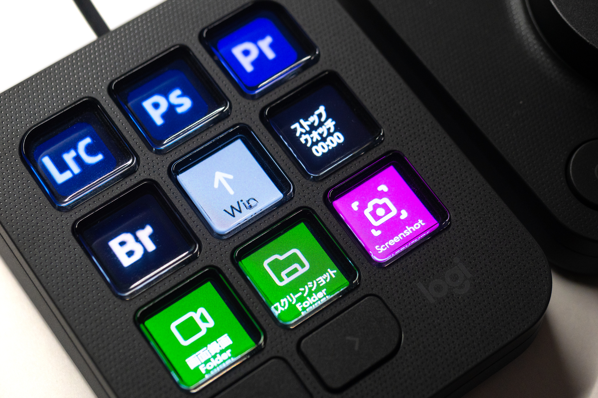 デスクトップ操作を快適にするためのボタンセット。ほかにもデスクトップに散らばっていたショートカットをボタン化したので、PCの画面をスッキリとさせることができた